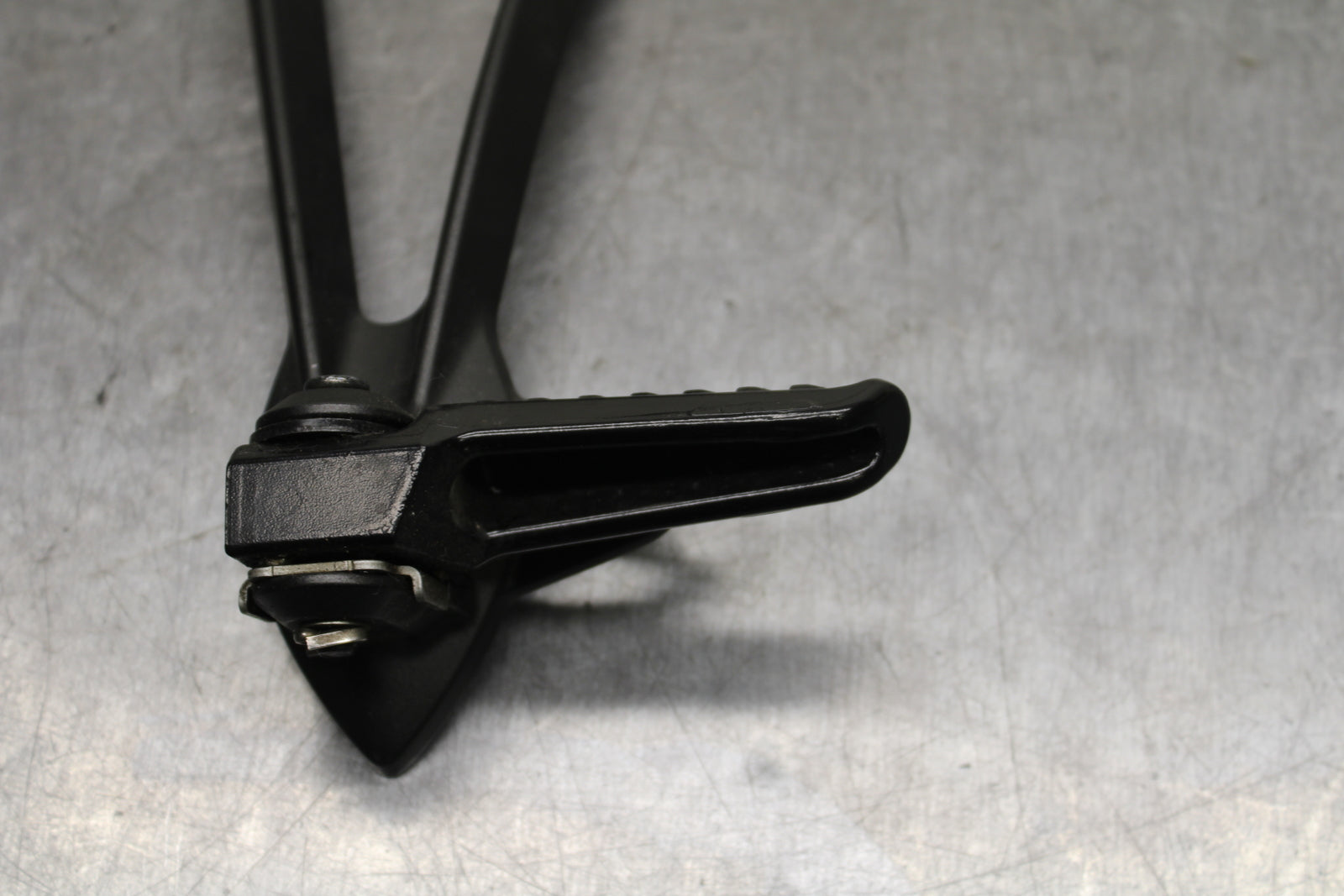 19-23 KAWASAKI NINJA ZX6R LEFT REAR BACK PASSENGER PEG BB749