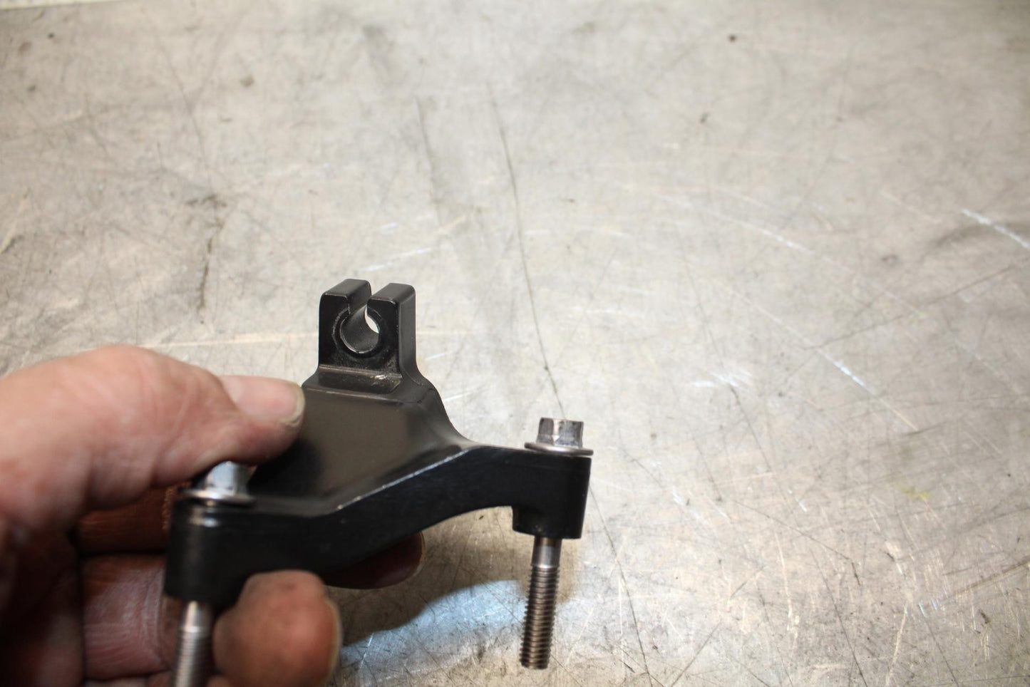 2009 Kawasaki Ninja ZX6R ZX600R CLUTCH CABLE HOLDER MOUNT STAY BRACKET BB44