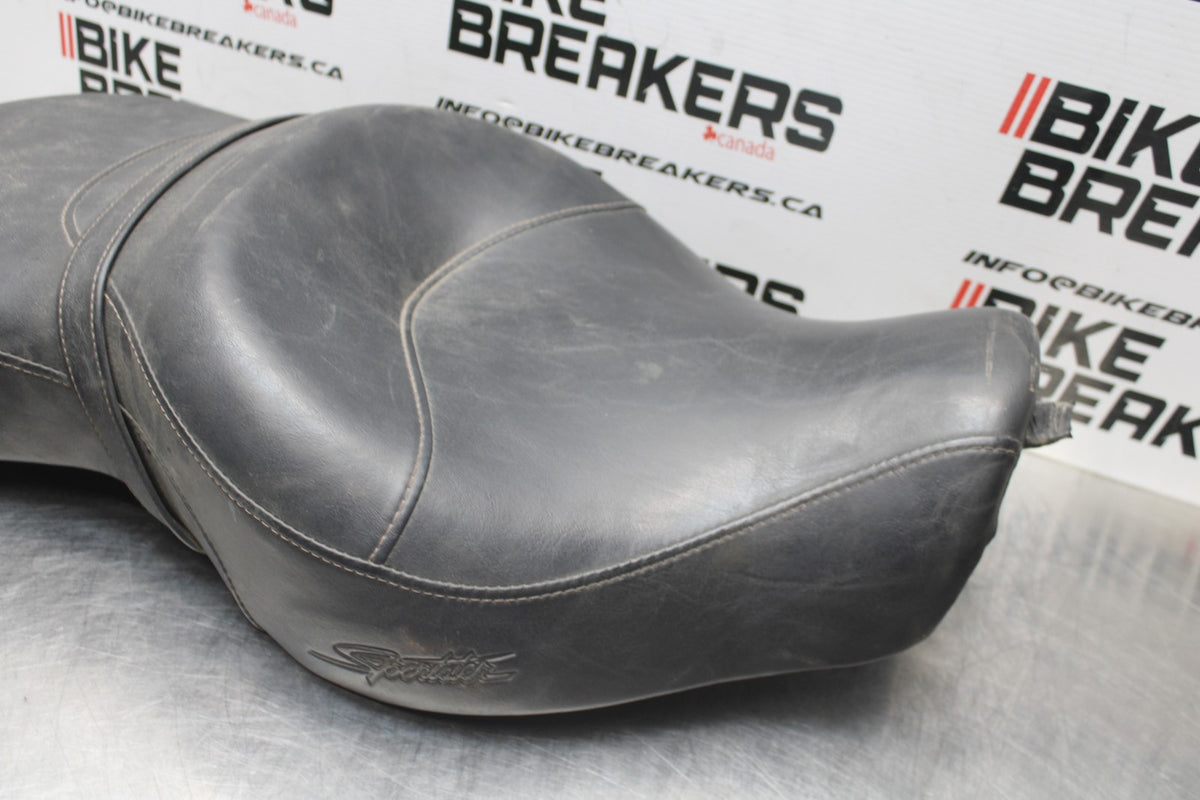 08 HARLEY-DAVIDSON SPORTSTER 1200 FRONT REAR SEAT SADDLE BB794