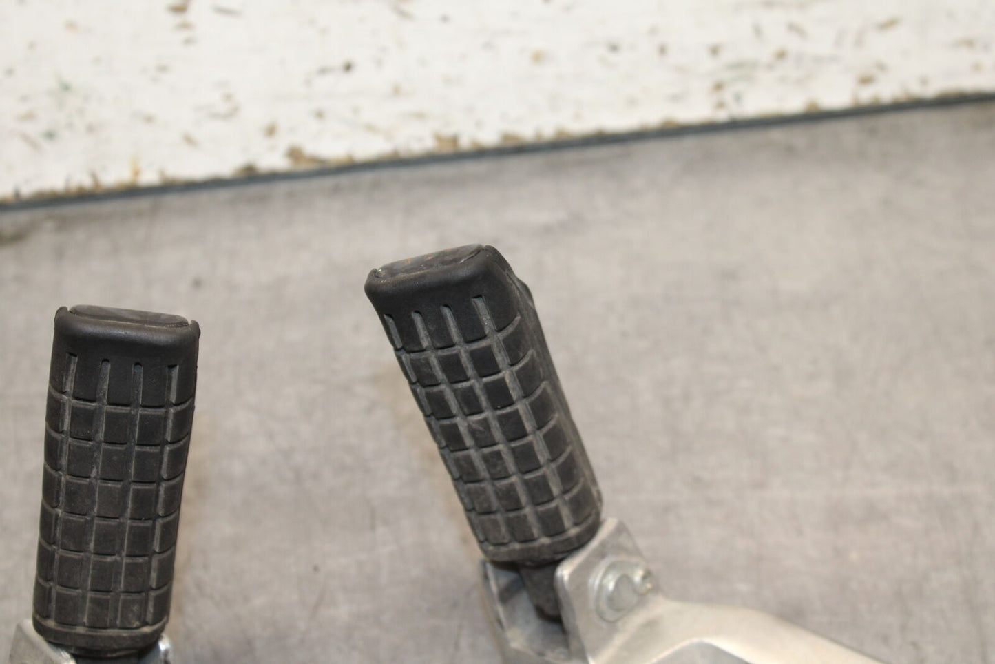 08 HONDA CBR125R REAR BACK PASSENGER PEG SET PAIR BB114