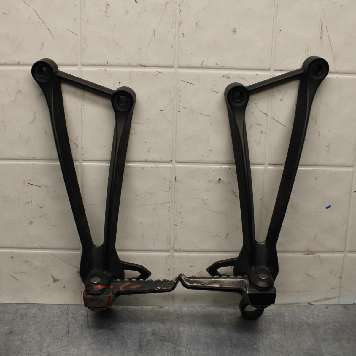 2011 Kawasaki Ninja ZX6R ZX600R RIGHT LEFT PASSENGER FOOT PEGS   BB587
