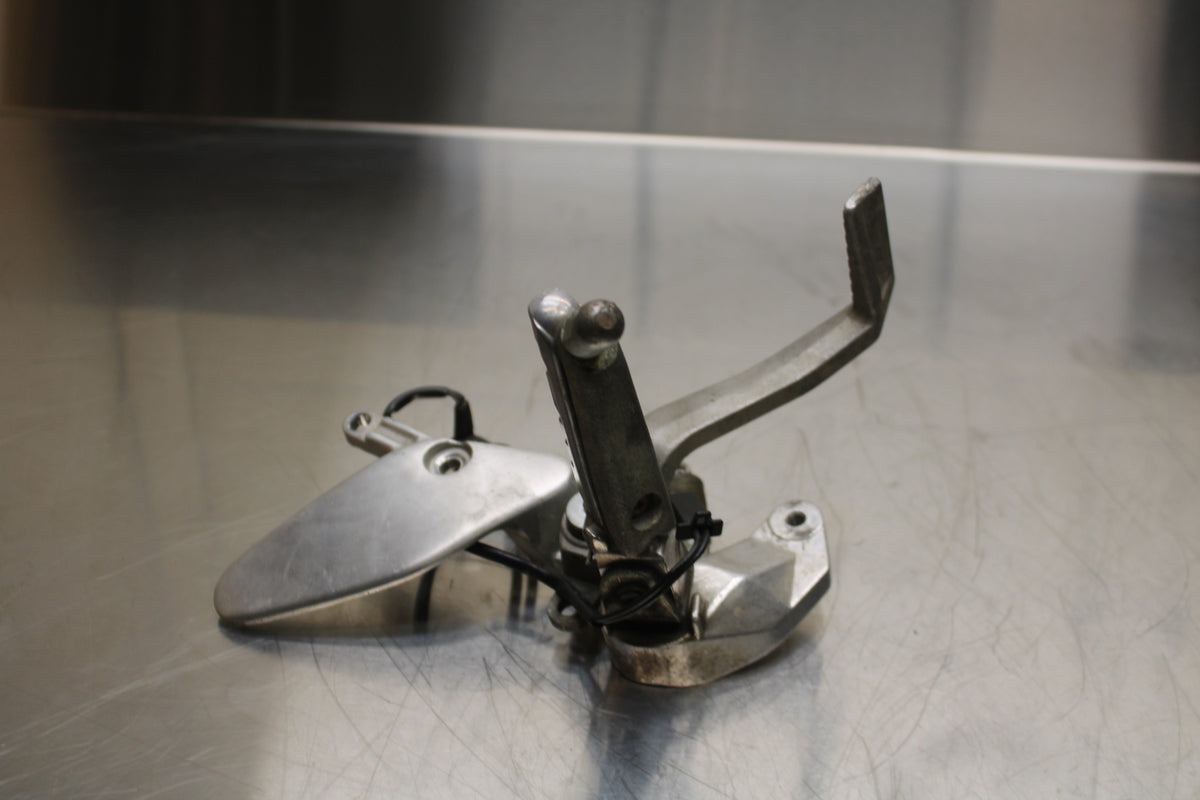 96 YAMAHA YZF750R RIGHT REARSET REAR SET DRIVER FOOT PEG REST STOP BB137