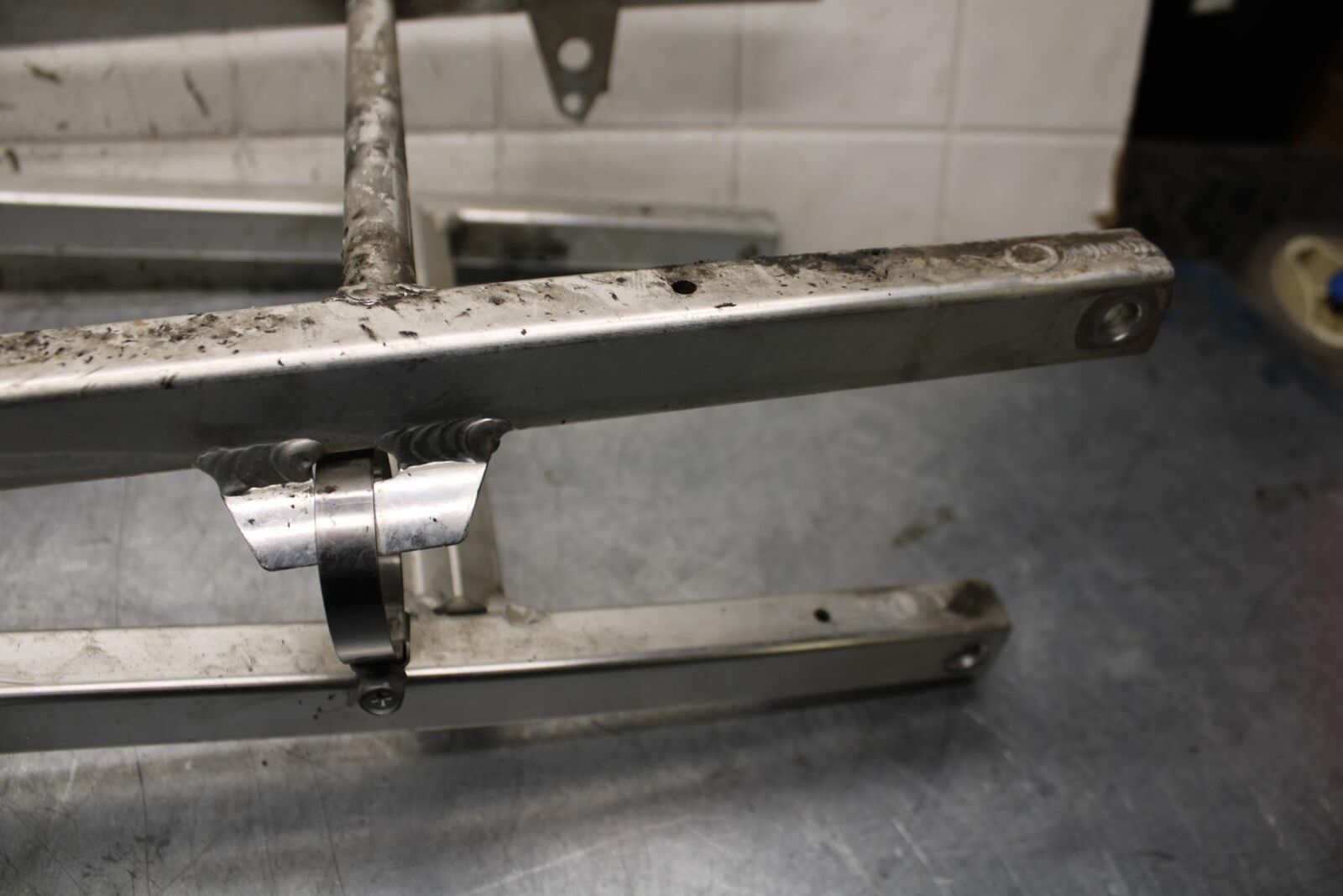 2000 Honda CBR600F4 REAR BACK TAIL SUBFRAME SUB FRAME BB552