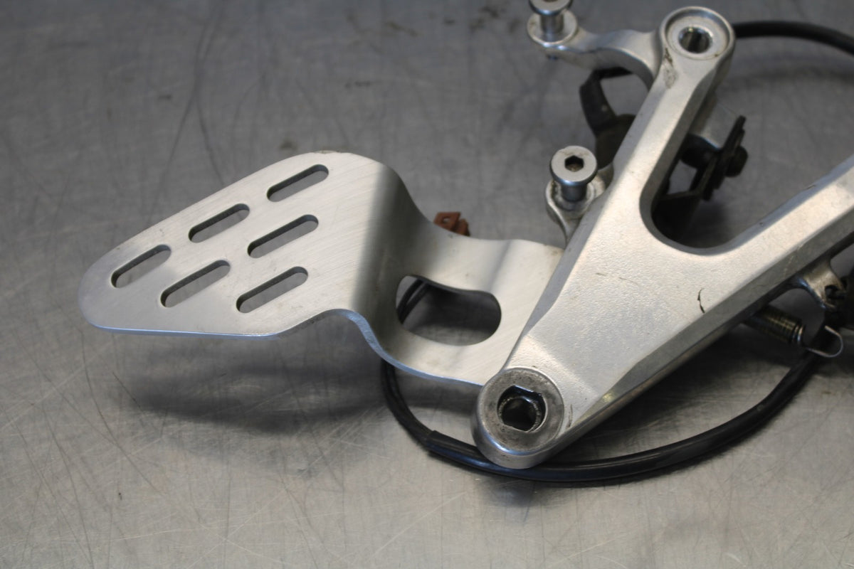 05 YAMAHA YZF R6 RIGHT REARSET REAR SET DRIVER FOOT PEG BRACKET MOUNT BB894