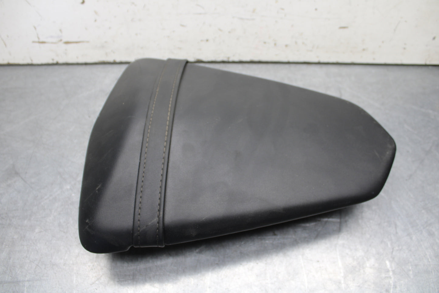 15-17 YAMAHA YZF R3 REAR BACK PASSENGER TANDEM SEAT PAD SADDLE PILLION BB651