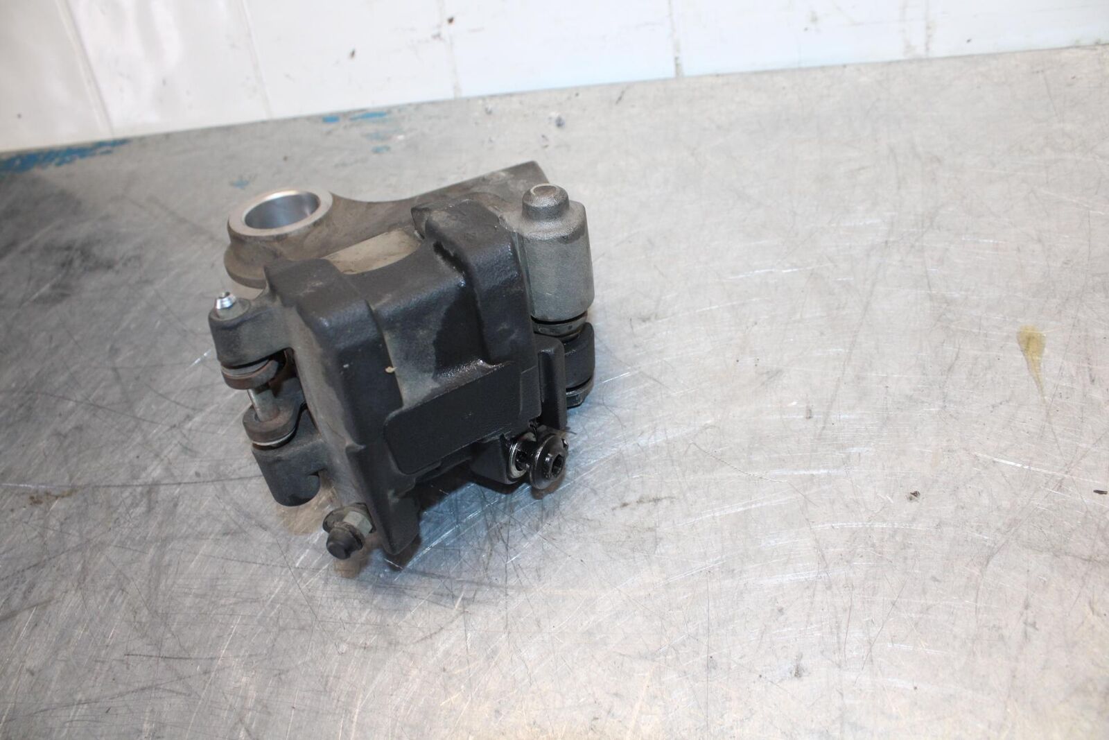 08-16 YAMAHA YZF R6 REAR  BRAKE CALIPER W MOUNT BRACKET 2C0-2580W-00-00 BB436