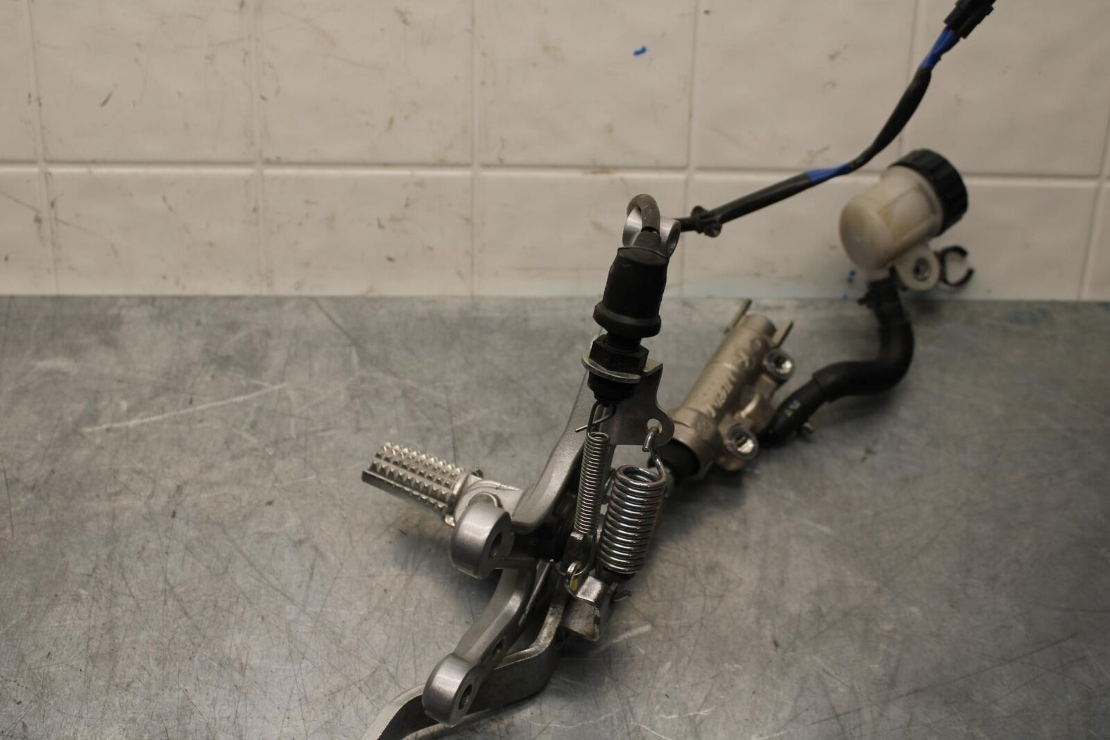 19-21 YAMAHA YZF R3 REAR BACK BRAKE MASTER CYLINDER W RESERVOIR BB588