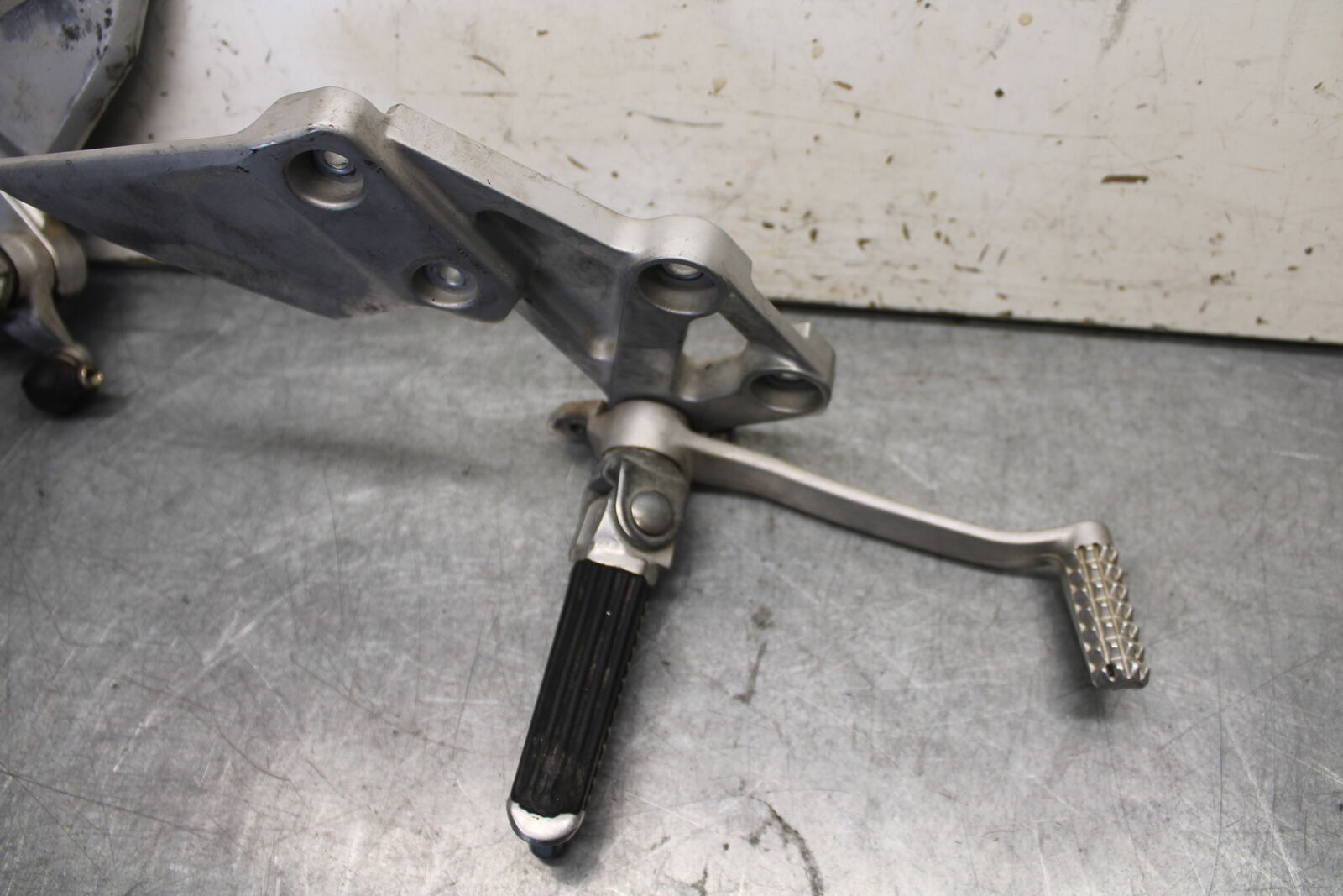 03-07 SUZUKI SV1000S RIGHT LEFT REARSETS REAR SET DRIVER FOOT PEGS BB657