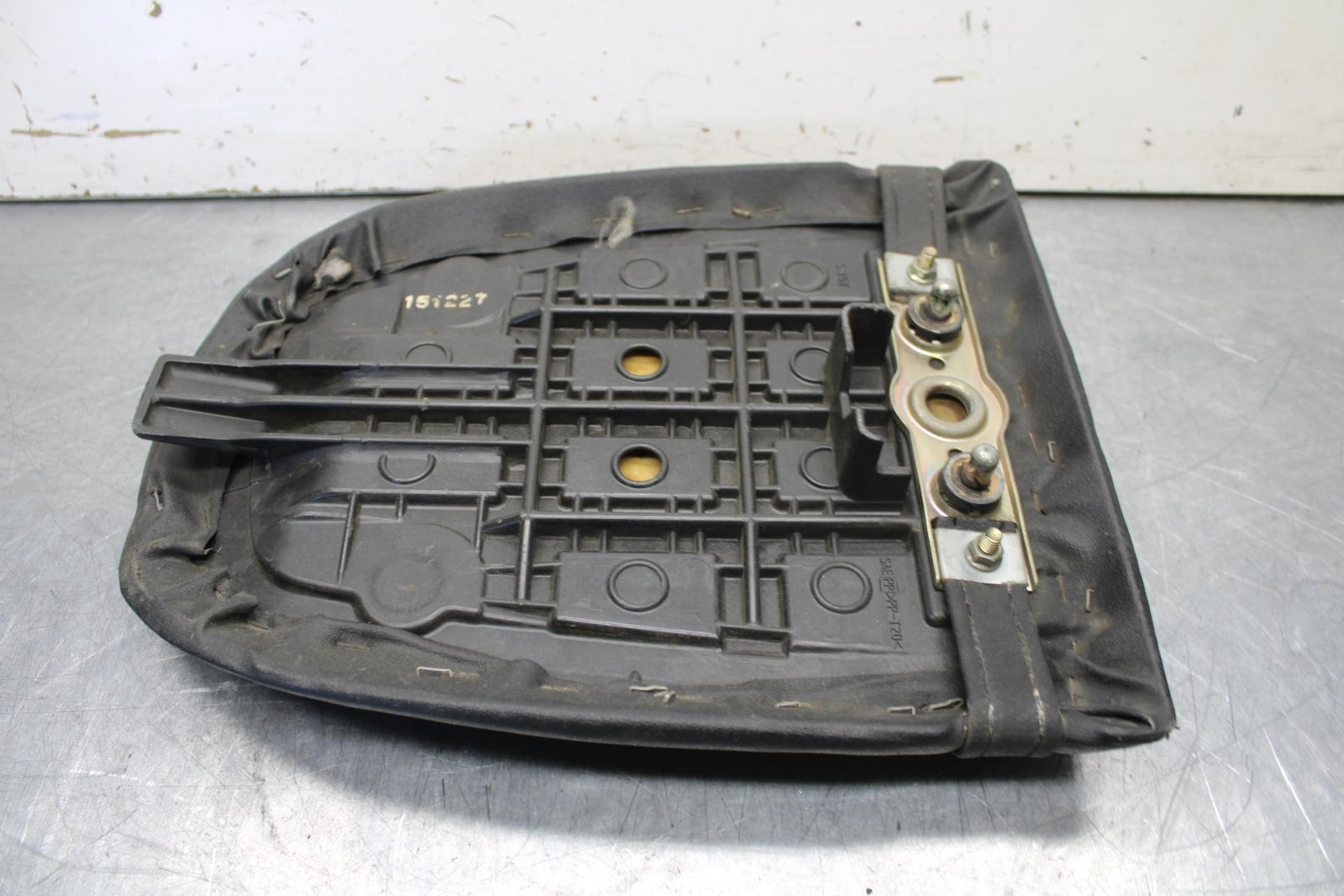 01-03 SUZUKI GSXR600 REAR BACK PASSENGER TANDEM SEAT PAD SADDLE PILLION BB633