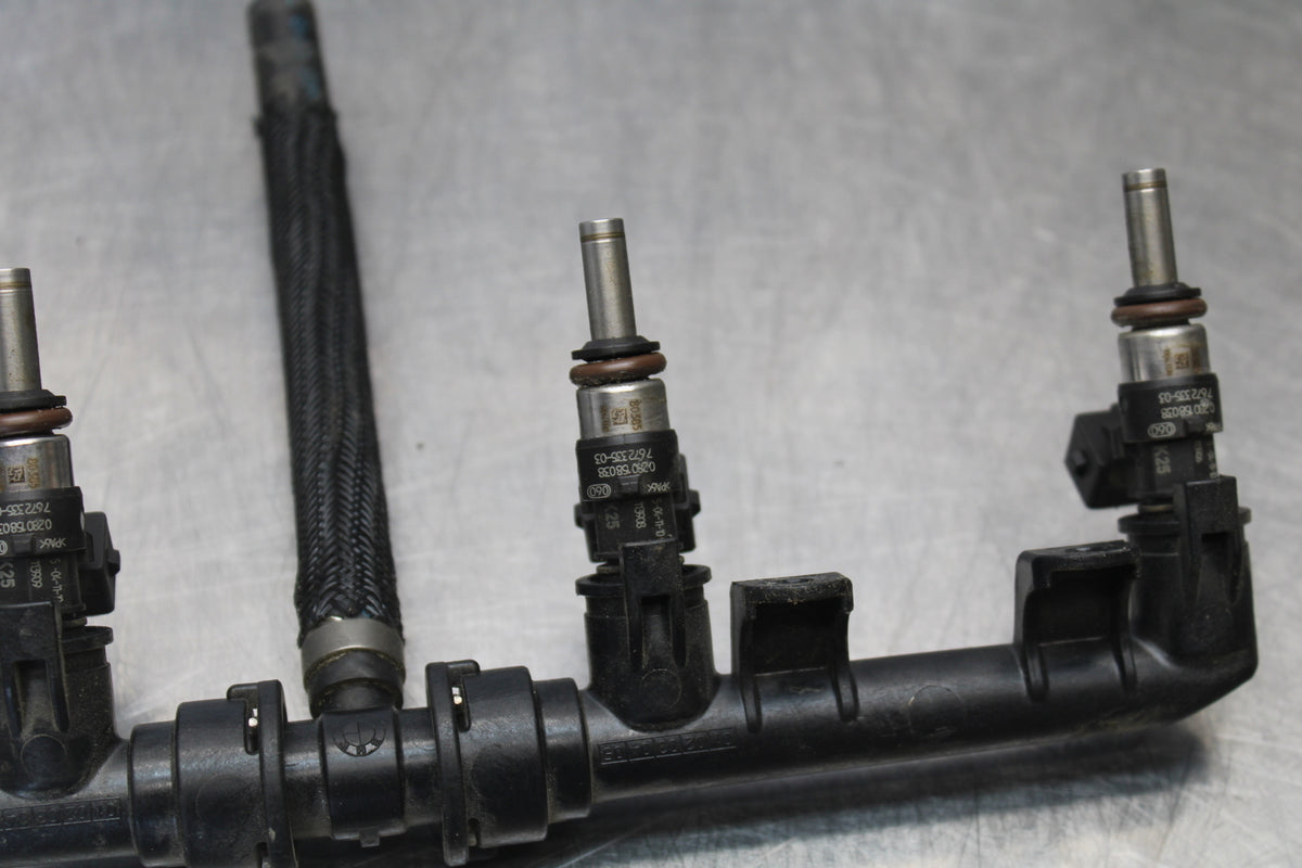 10-11 BMW S1000RR SECONDARY FUEL INJECTORS TOP AIRBOX GAS RAIL BB168