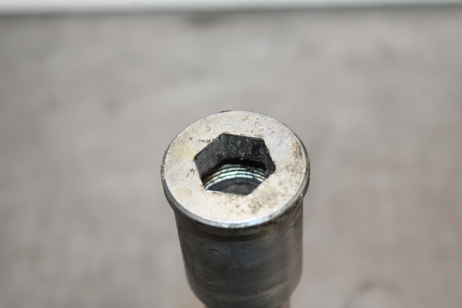 00-02 KAWASAKI NINJA ZX6R FRONT WHEEL RIM AXLE PIVOT BOLT BB750