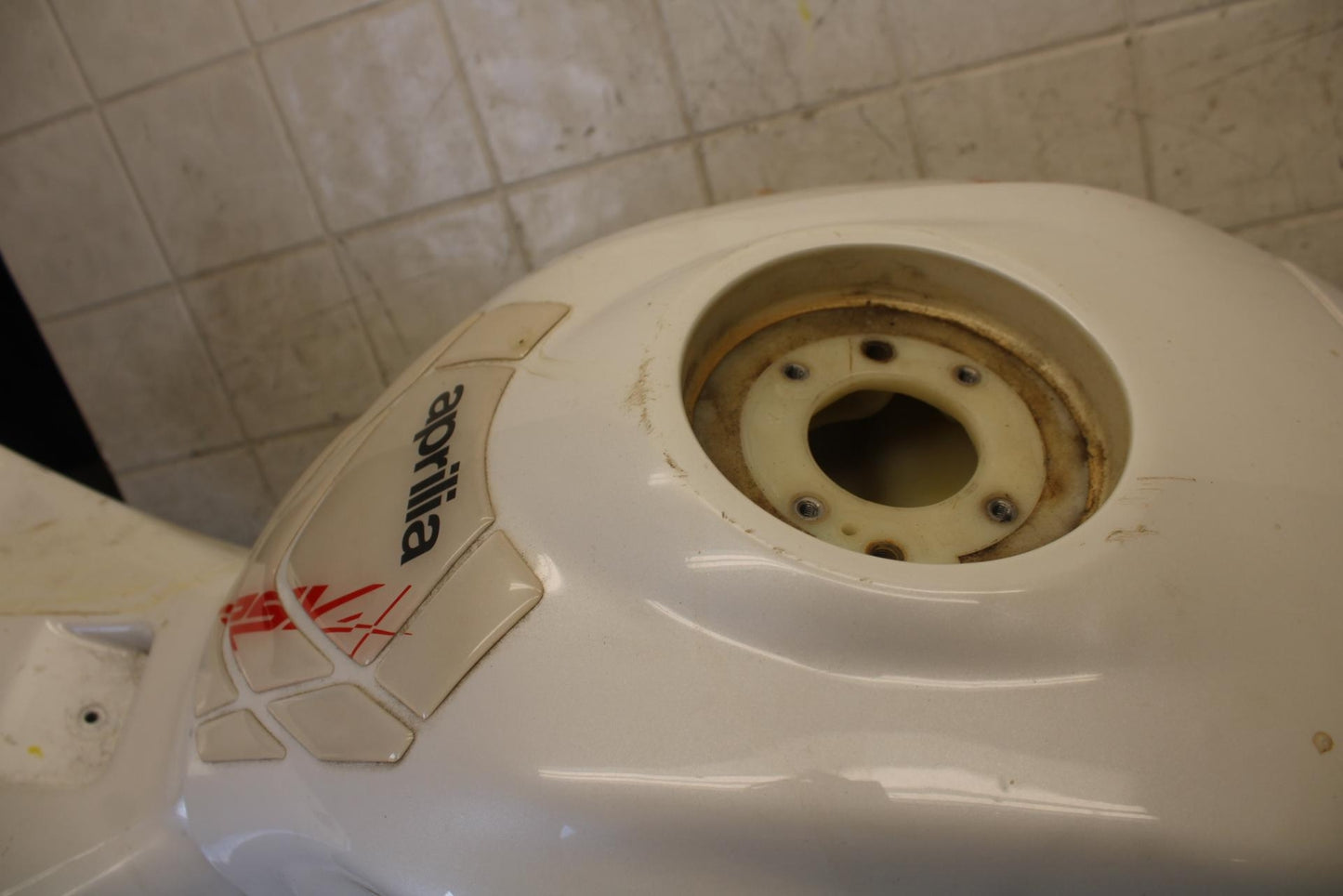 2010 Aprilia RSV1000R WHITE GAS TANK FUEL CELL PETROL RESERVOIR BB513
