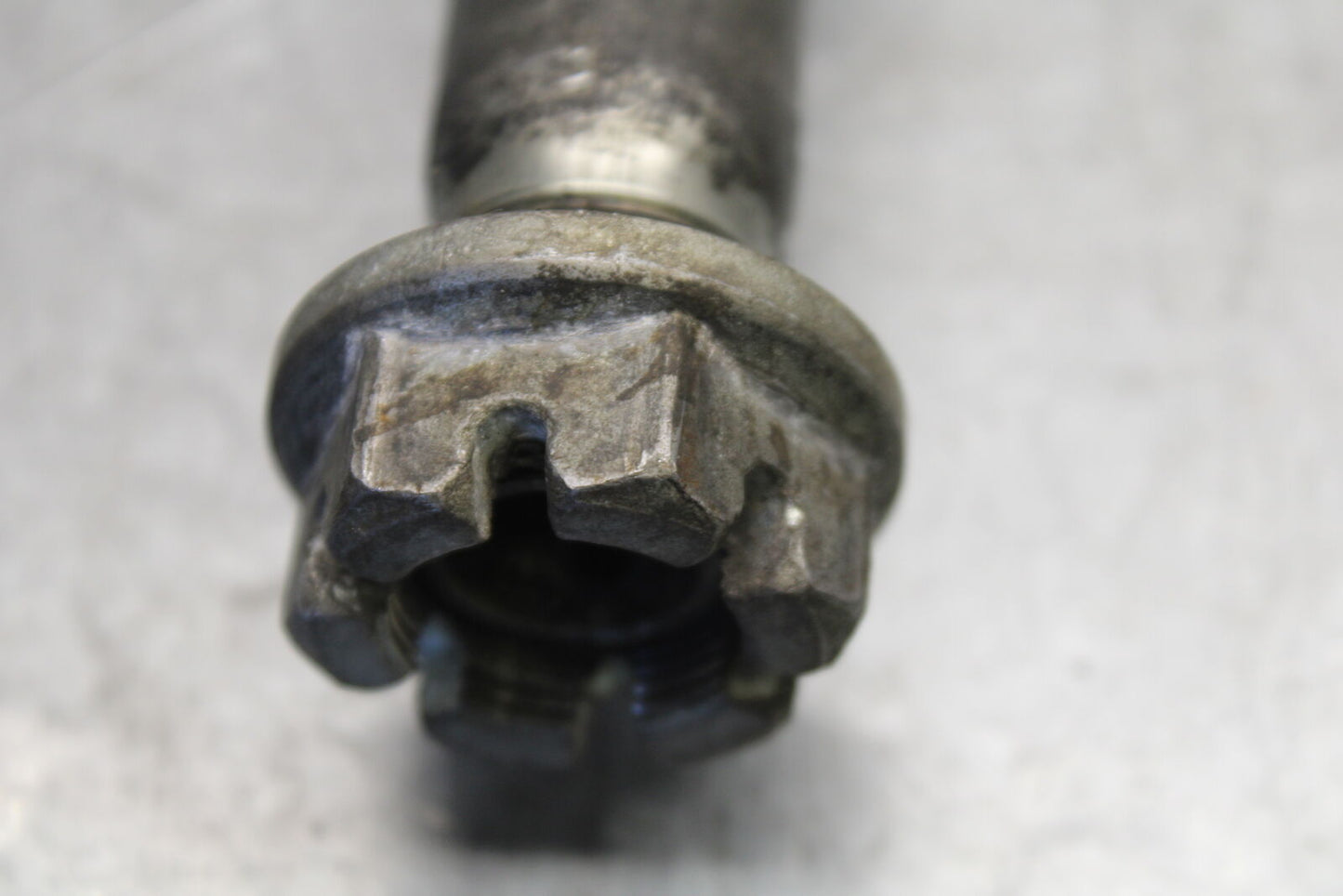 05-06 SUZUKI GSXR1000 REAR AXLE BACK WHEEL RIM PIVOT BOLT AXEL 64711-33E30 BB663