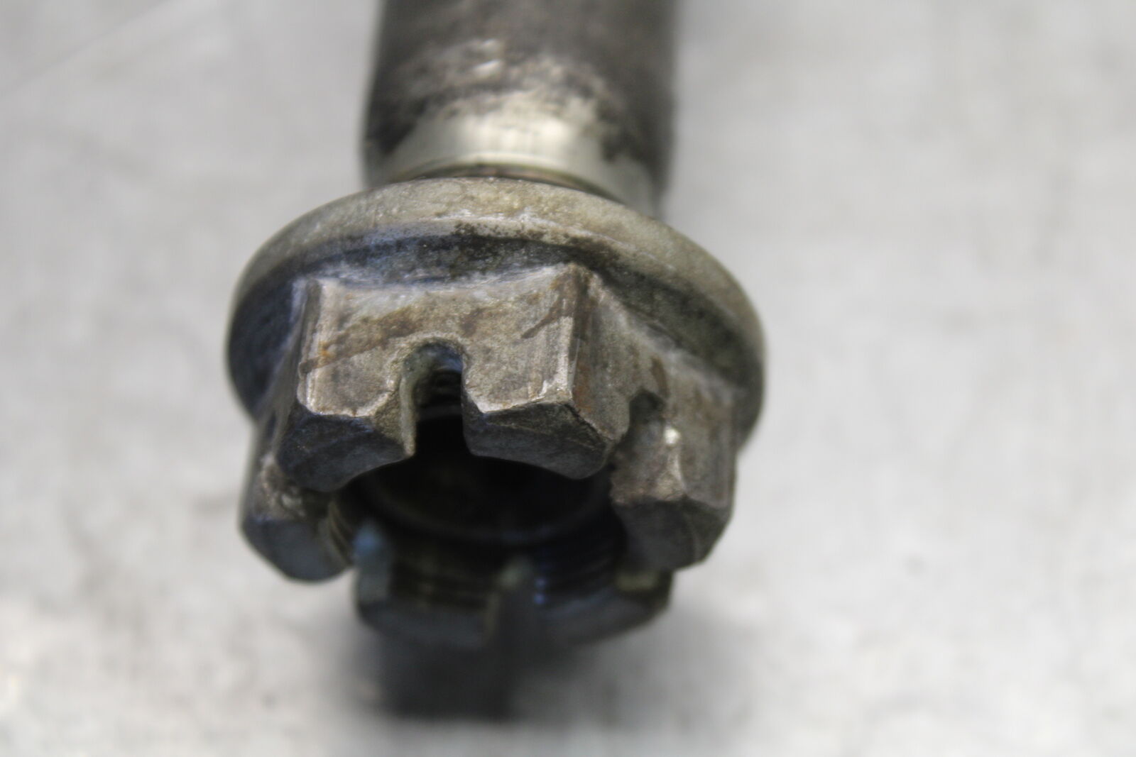 05-06 SUZUKI GSXR1000 REAR AXLE BACK WHEEL RIM PIVOT BOLT AXEL 64711-33E30 BB663