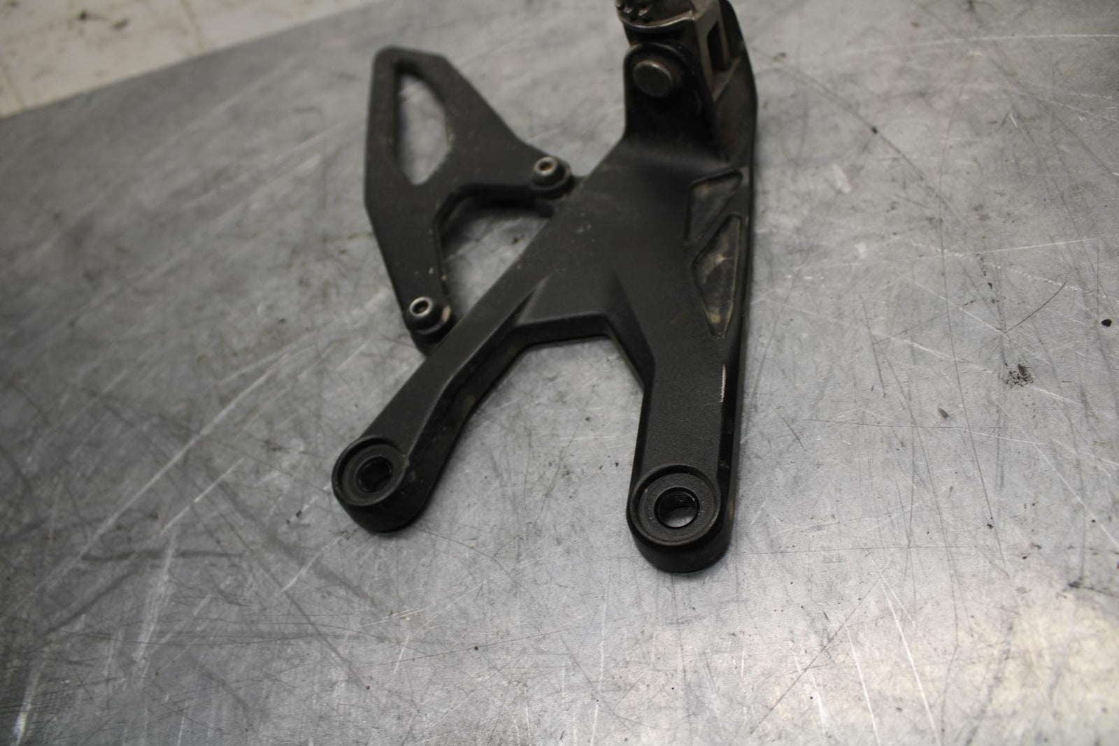 18 YAMAHA YZF R1  LEFT REARSET REAR SET DRIVER FOOT PEG REST STOP BB473