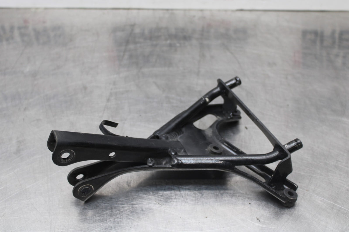 98 KAWASAKI NINJA ZX6 UPPER GAUGES STAY BRACKET BB870