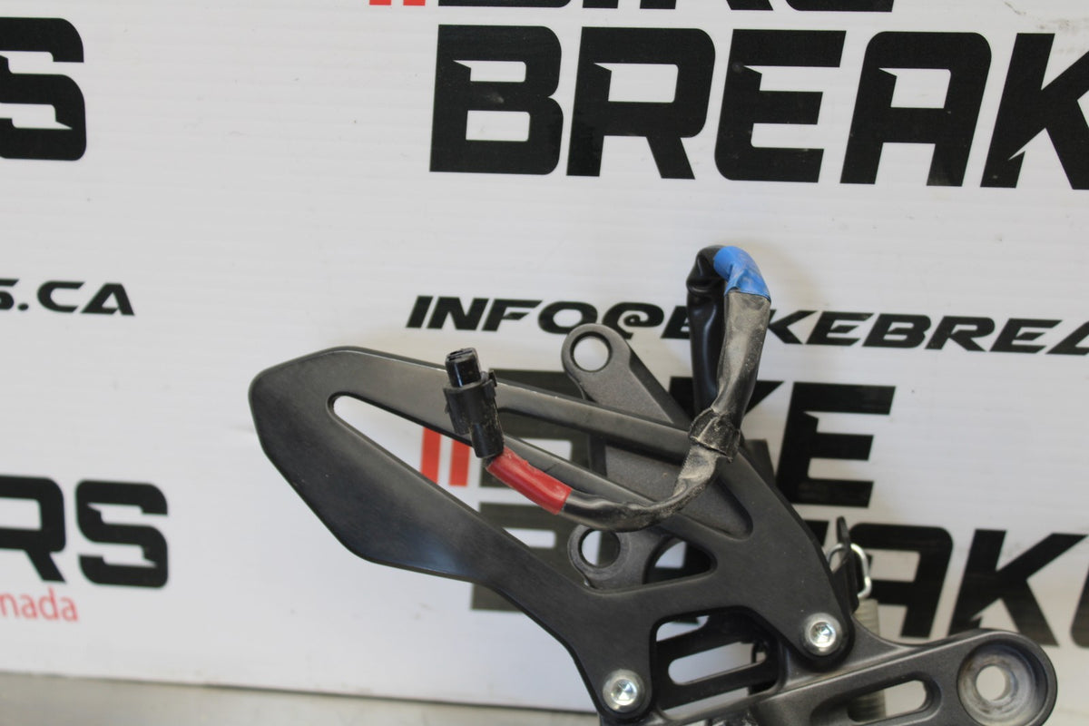 22-25 YAMAHA YZF R7 RIGHT REARSET REAR SET DRIVER FOOT PEG REST STOP BB182