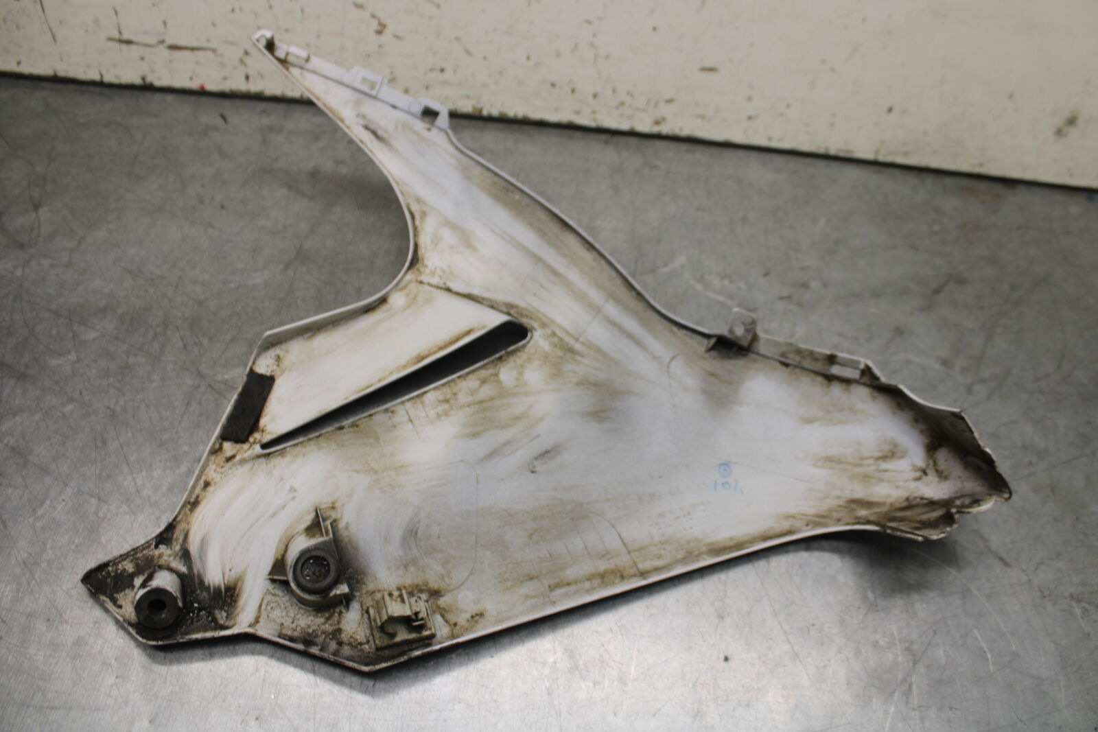 11-23 SUZUKI GSXR 750 LEFT LOWER BOTTOM BELLY SIDE FAIRING COWL BB499