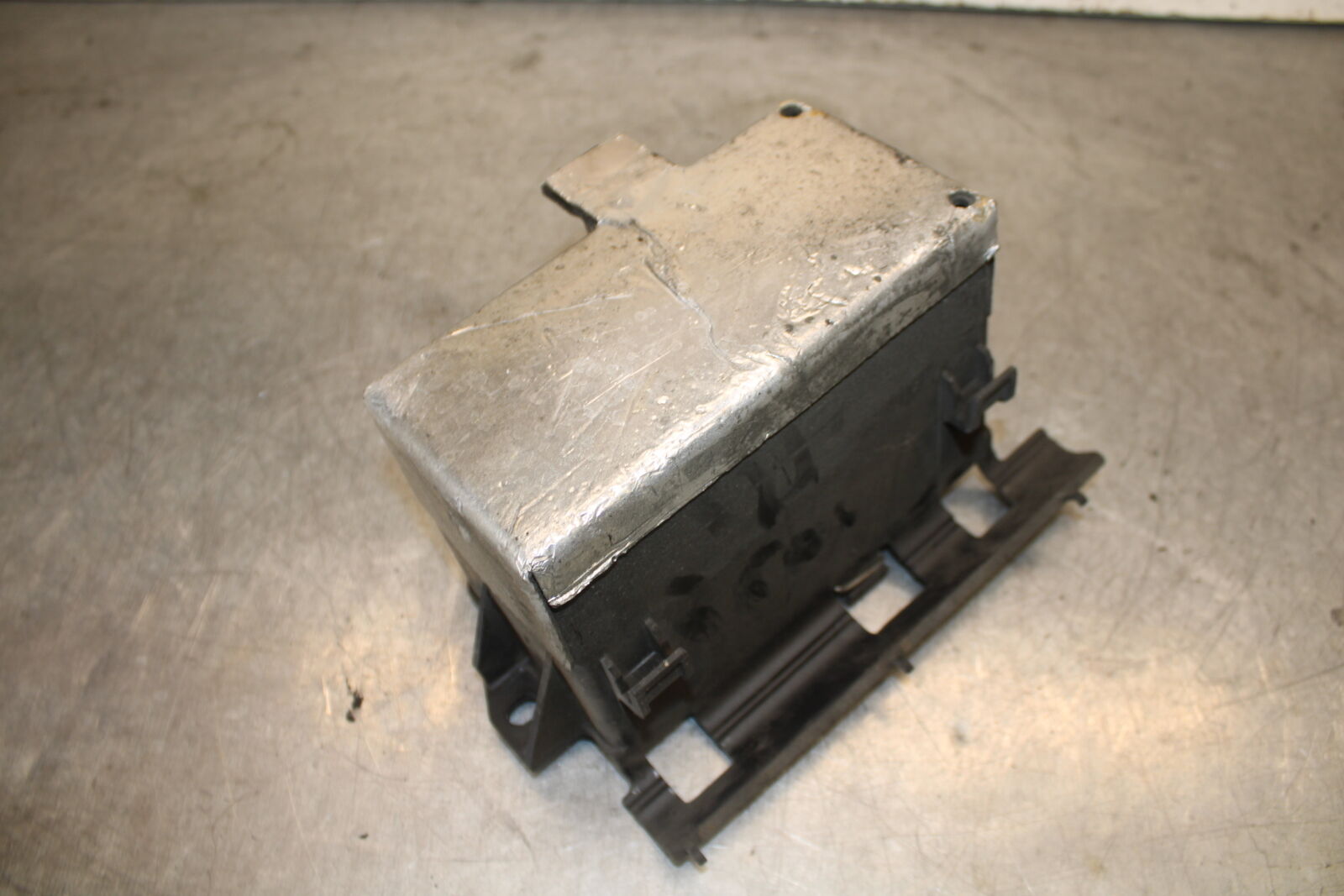 05-06 YAMAHA ROAD STAR XV1700A BATTERY TRAY BOX HOLDER BB703