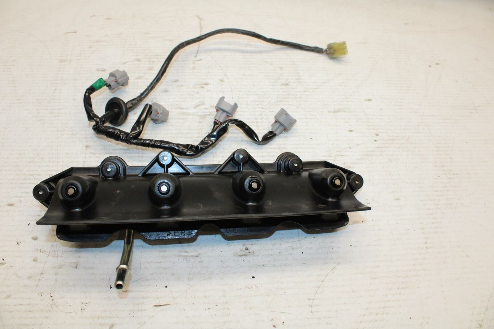 07 YAMAHA YZF R6 2c0 SECONDARY FUEL INJECTORS TOP AIRBOX GAS RAIL BB297