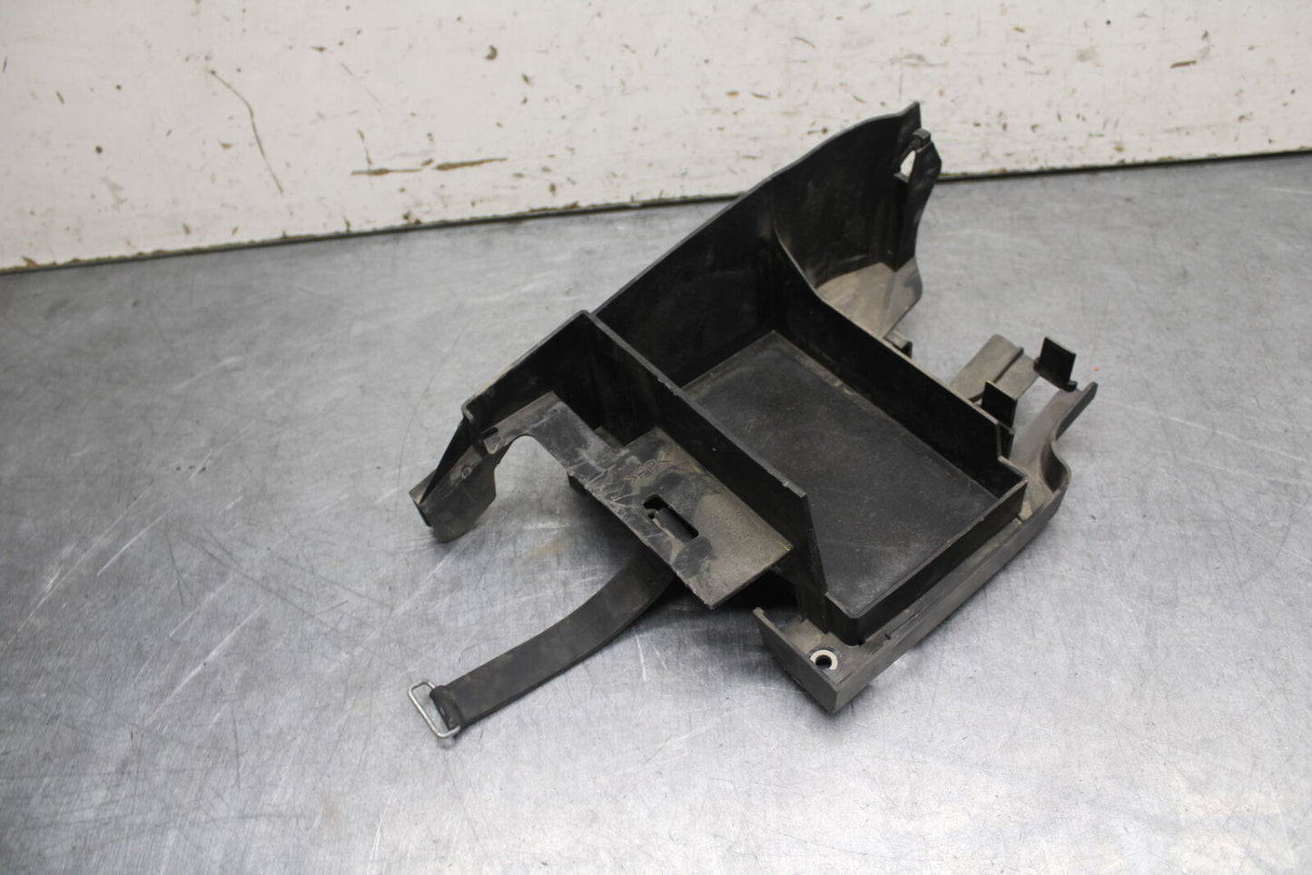 09-14 YAMAHA YZF R1 REAR BACK TAIL UNDERTAIL BATTERY TRAY PLASTIC BB696
