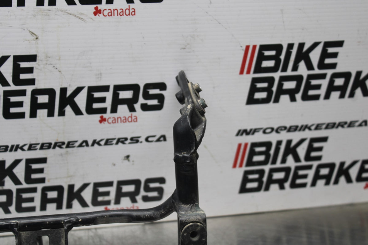 01-03 SUZUKI GSXR600 UPPER FAIRING MIRROR GAUGES STAY BRACKET BB841