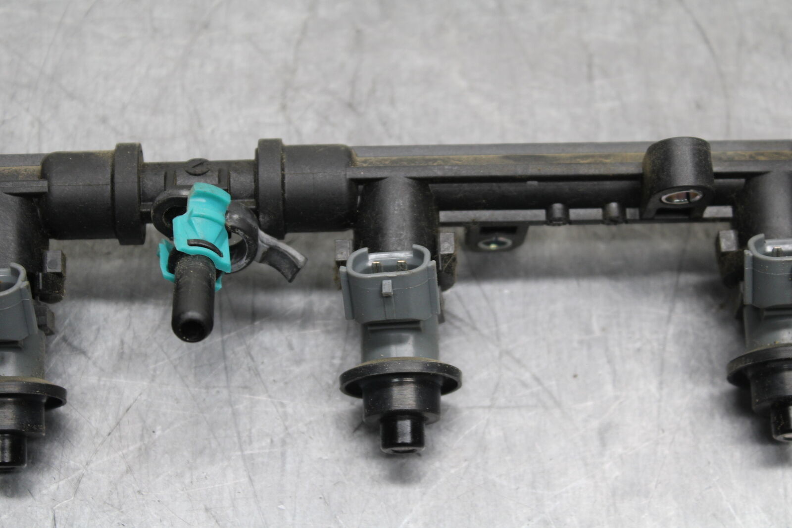 12-16 HONDA CBR1000RR SECONDARY FUEL INJECTORS TOP AIRBOX GAS RAIL BB114
