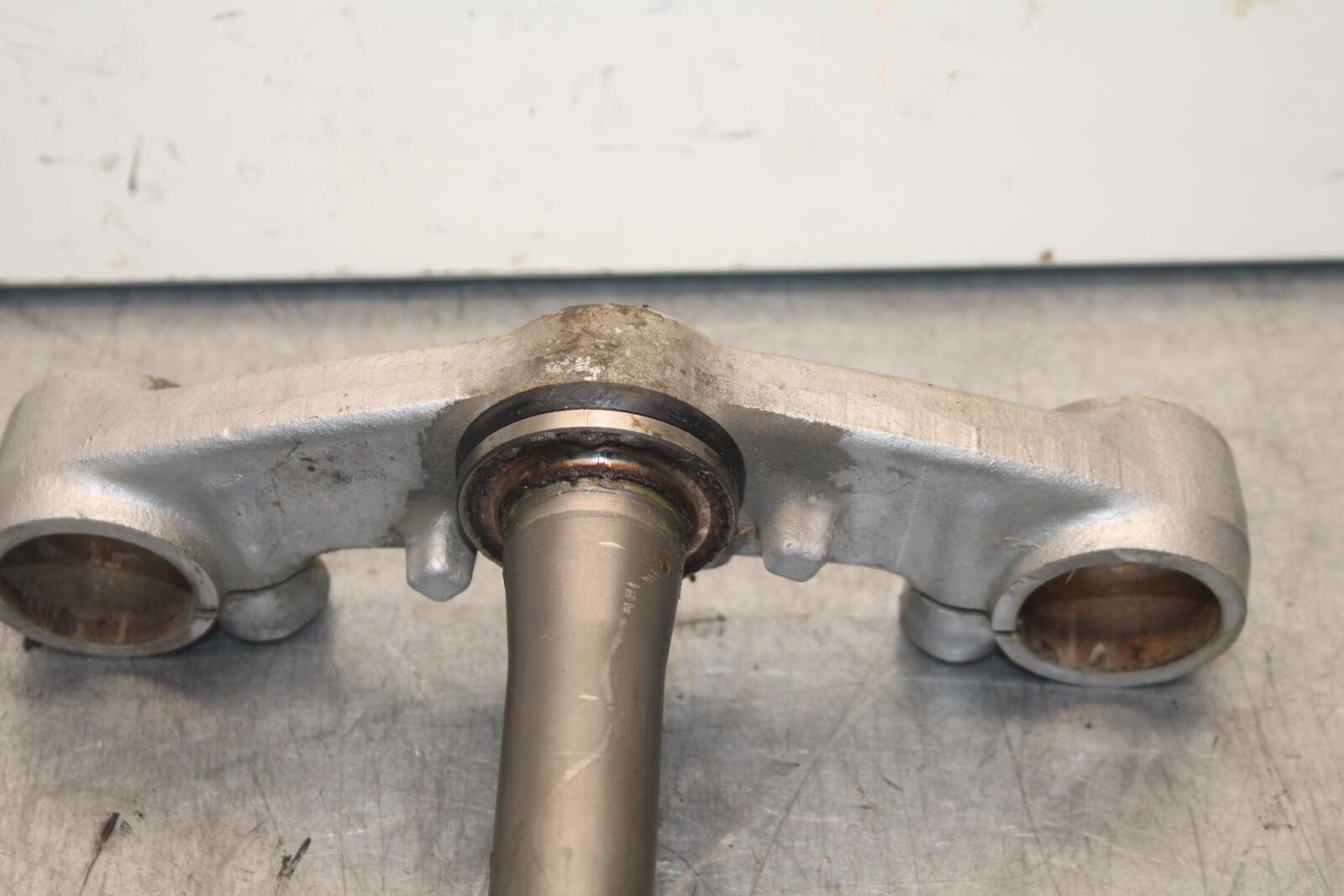 1988 Yamaha FZ600 FRONT FORKS CLAMP LOWER TRIPLE TREE STEM BB601