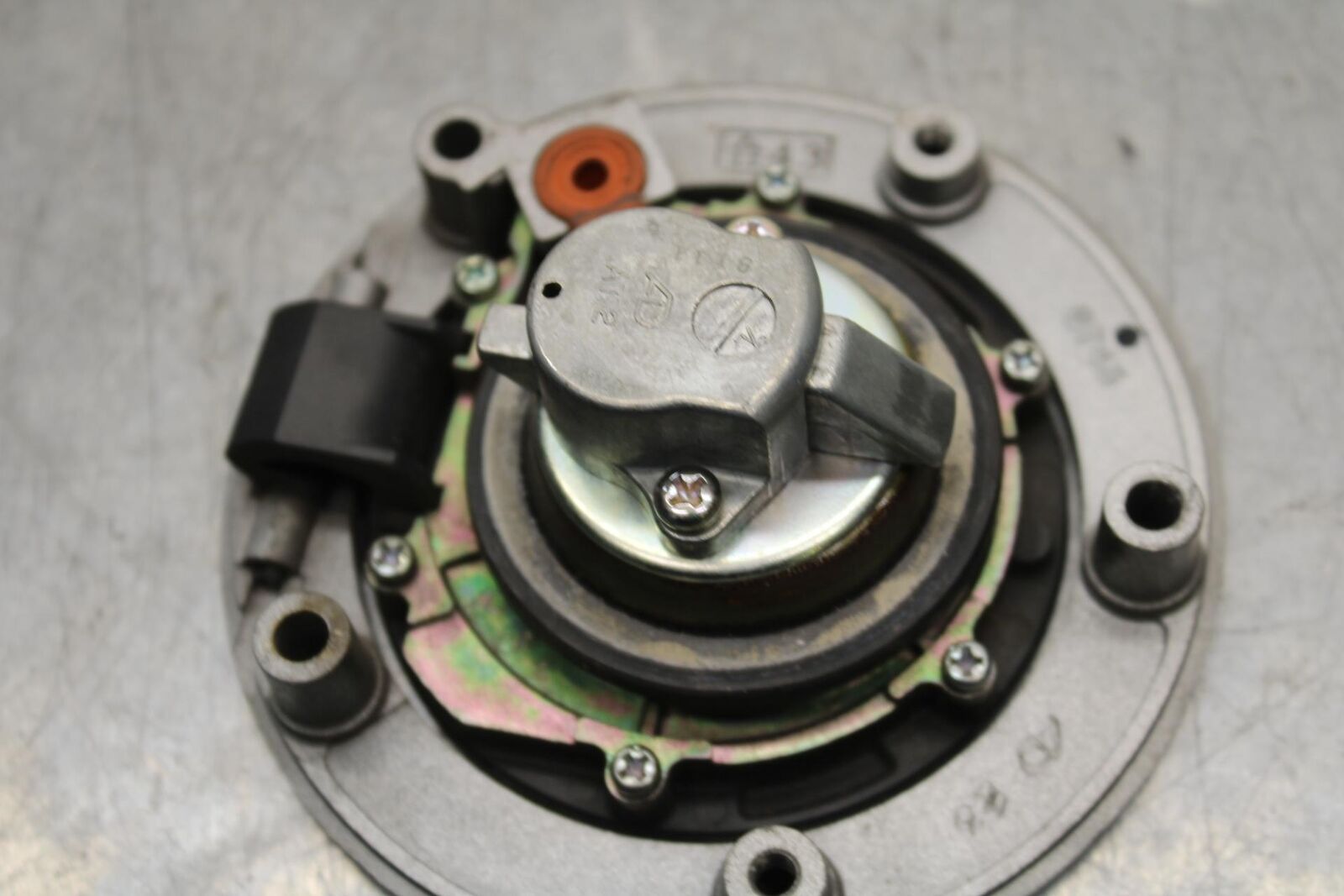 2006 to 2010 Suzuki GSXR600 FUEL TANK GAS CAP 44200-16850 BB582