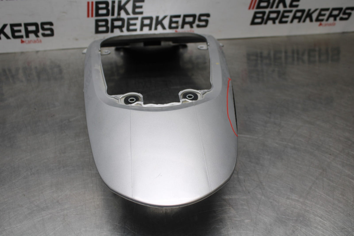 06-07 SUZUKI GSXR 600 CENTER REAR BACK TAIL FAIRING COWL BB822
