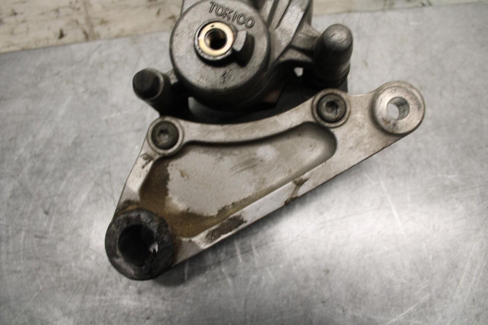 2001 Kawasaki Ninja ZX6 ZX600E REAR BACK BRAKE CALIPER W MOUNT BRACKET BB547