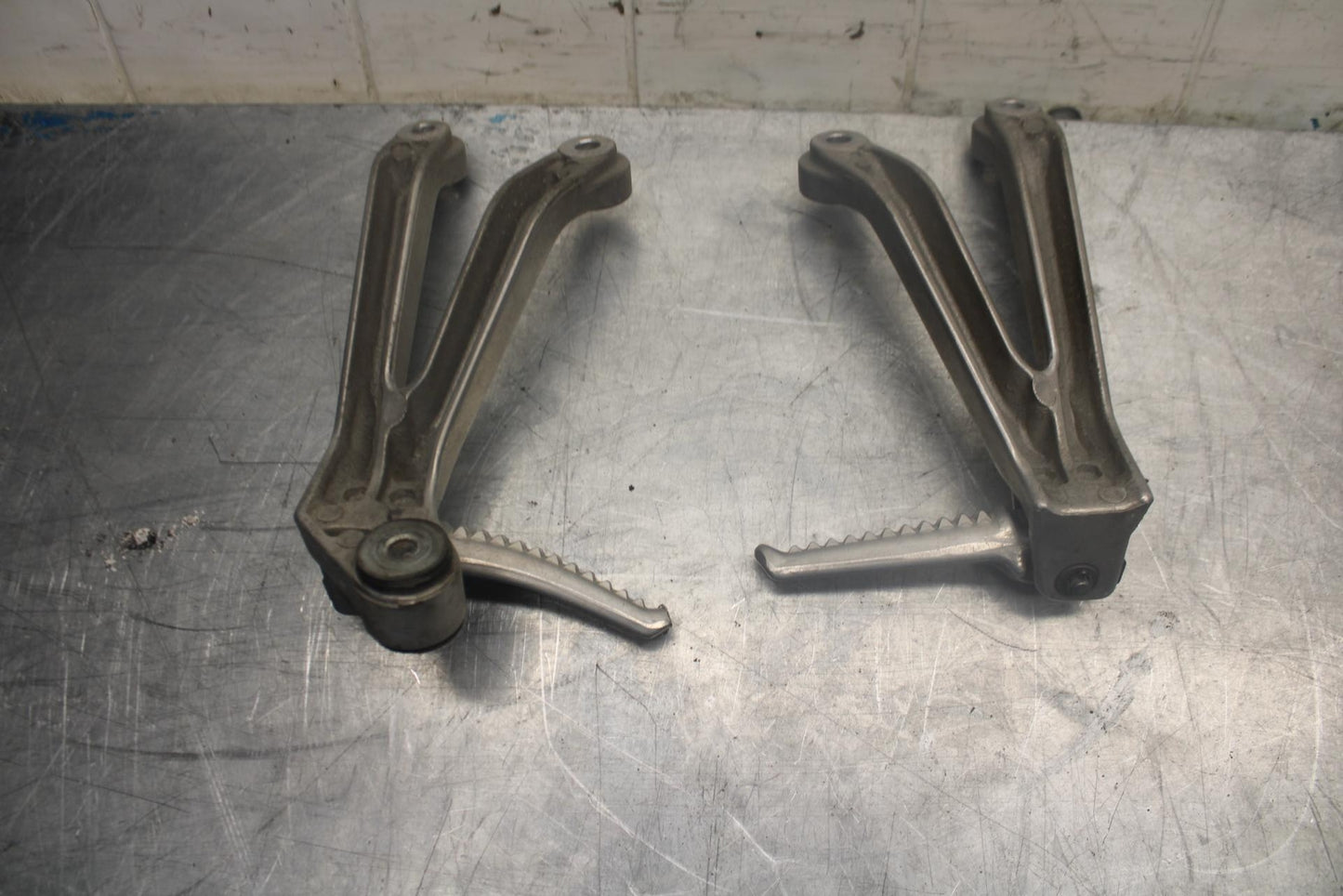 98-99 HONDA CBR900RR REAR BACK PASSENGER PEG SET PAIR BB458