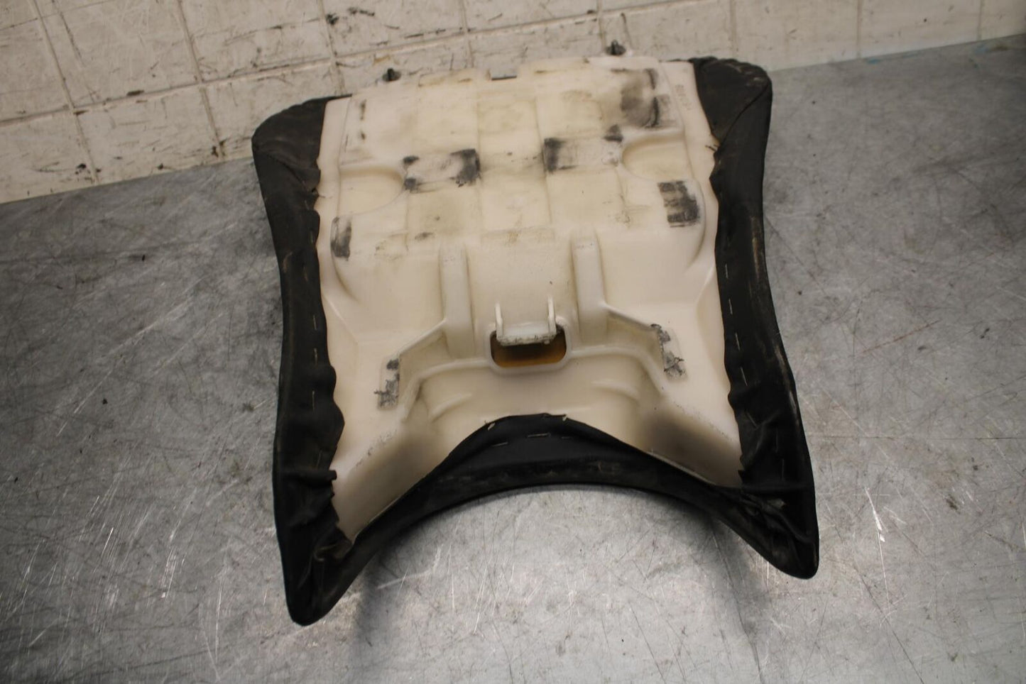 2003 Yamaha YZF R6 FRONT DRIVERS SEAT PAD SADDLE PILLION 5SL-24710-00-00 BB539