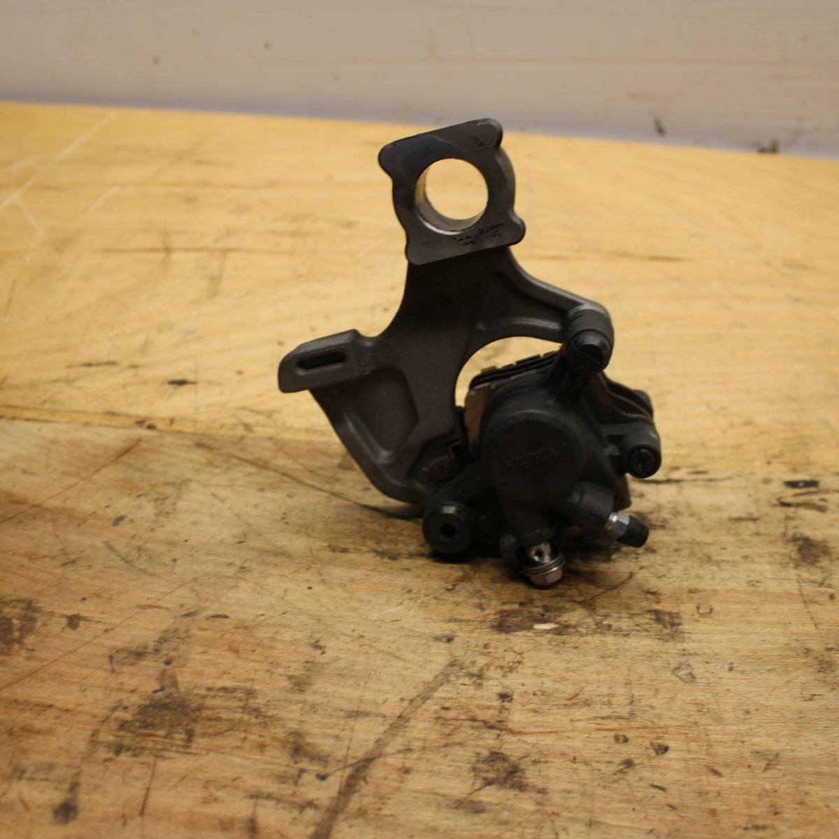 11-17 SUZUKI GSXR750 REAR BACK BRAKE CALIPER W MOUNT BRACKET BB320
