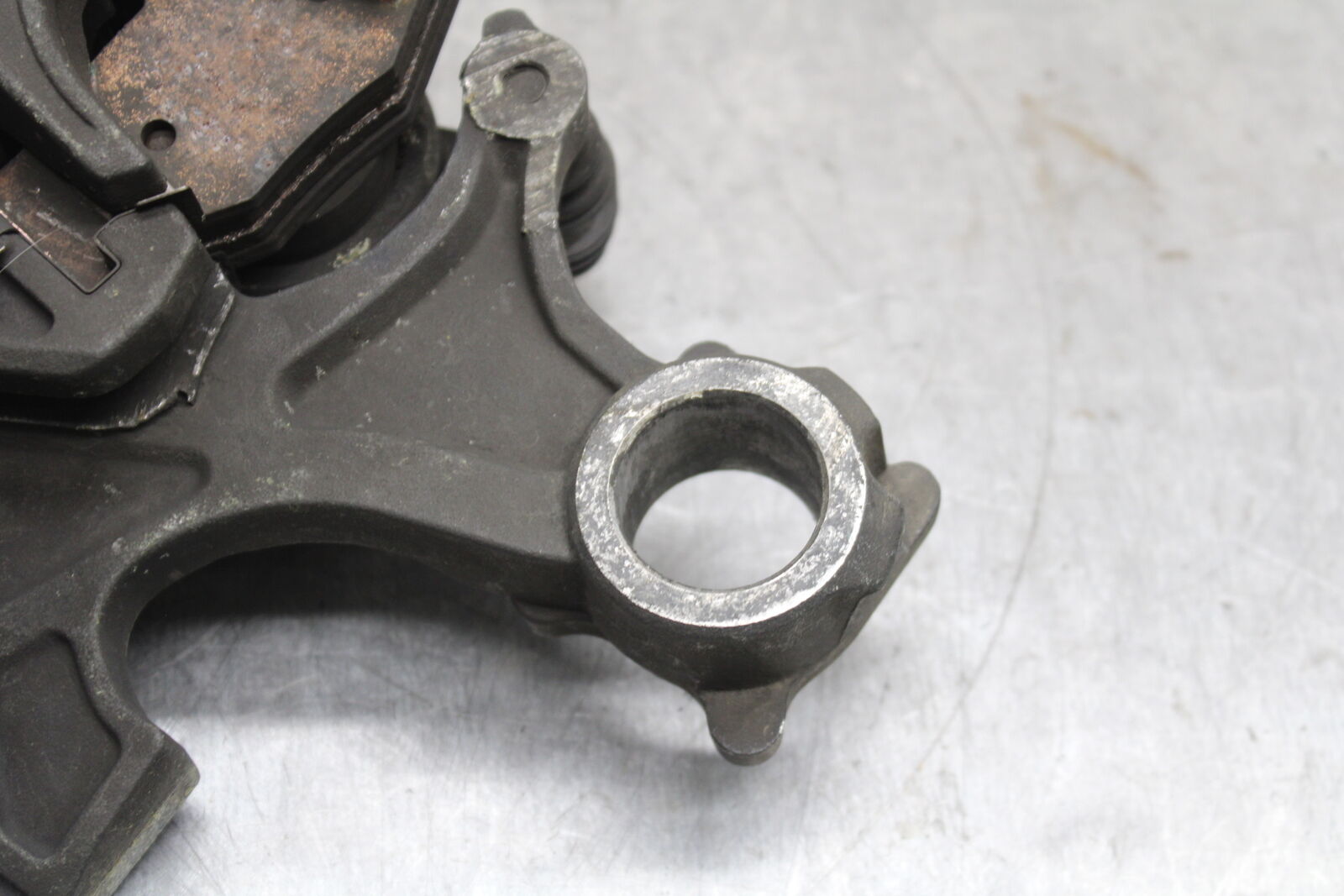 08-10 SUZUKI GSXR 600 REAR BACK BRAKE CALIPER W MOUNT BRACKET BB116