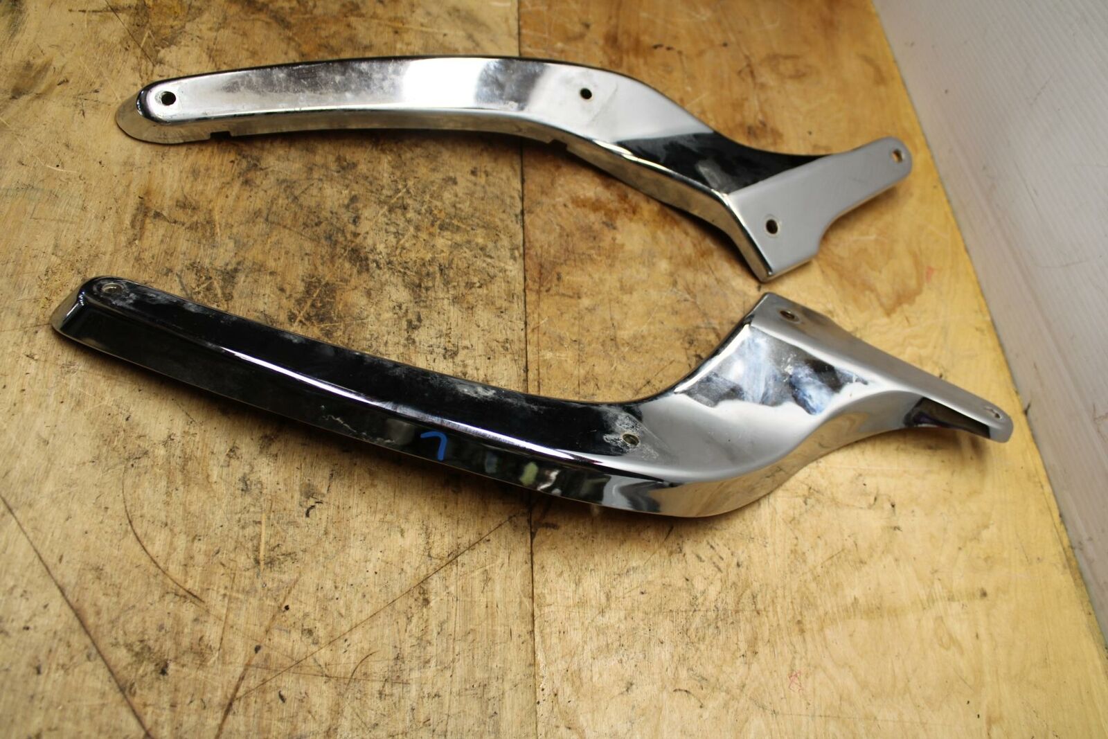 05-09 SUZUKI BOULEVARD C90 REAR PASSENGER FENDER GRAB RAILSET BB332