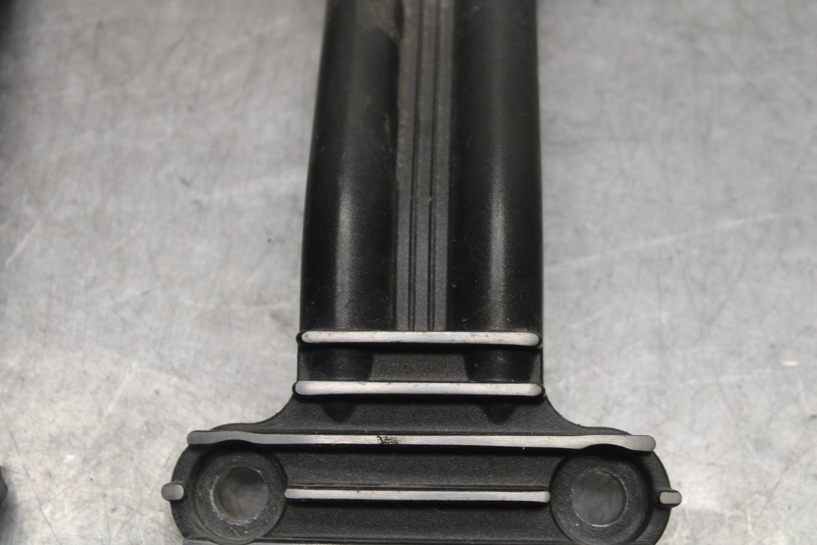 05-06 YAMAHA ROYAL STAR REAR PASSENGER FOOT STEP MOUNT BRACKET BB697
