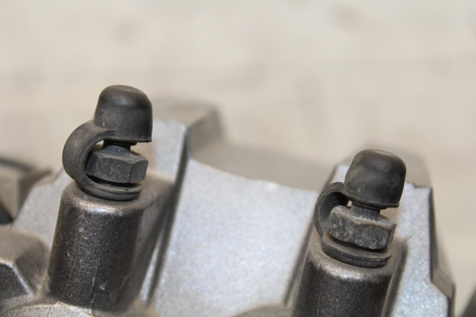 00-01 KAWASAKI ZZR600 REAR BACK BRAKE CALIPER W MOUNT BRACKET BB568