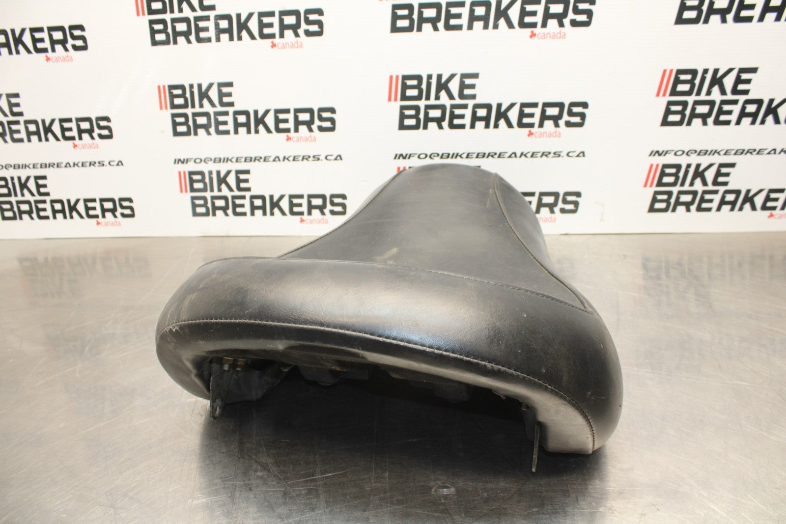 03-08 KAWASAKI VULCAN 1600 FRONT DRIVERS SEAT BB196