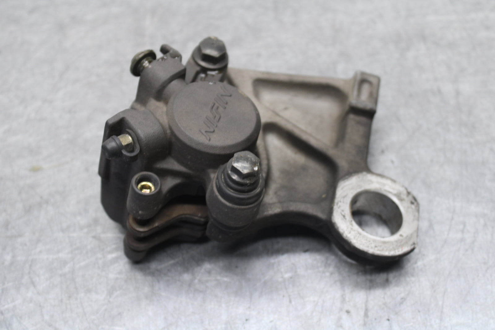 06 YAMAHA YZF R6 REAR BACK BRAKE CALIPER W MOUNT BRACKET BB716