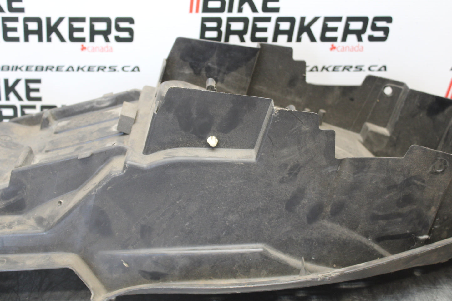99-07 SUZUKI HAYABUSA GSX1300R REAR TAIL UNDERTAIL BATTERY TRAY PLASTIC BB281