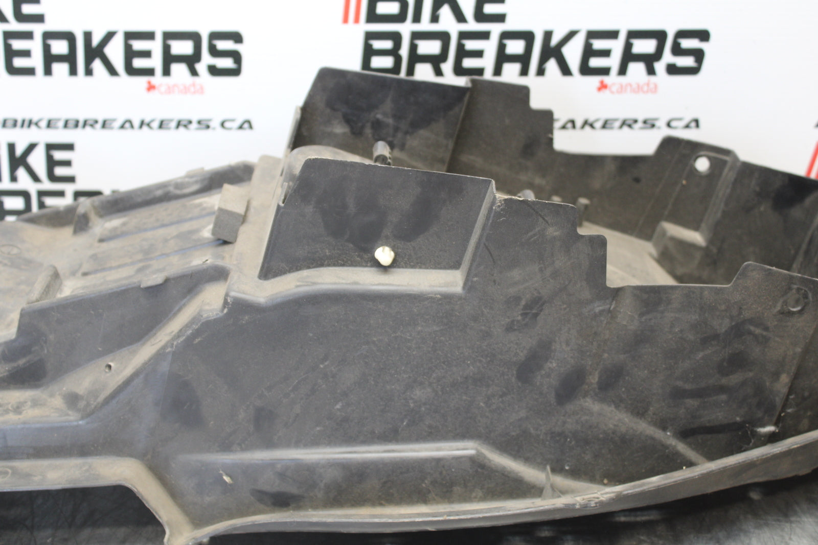 99-07 SUZUKI HAYABUSA GSX1300R REAR TAIL UNDERTAIL BATTERY TRAY PLASTIC BB281