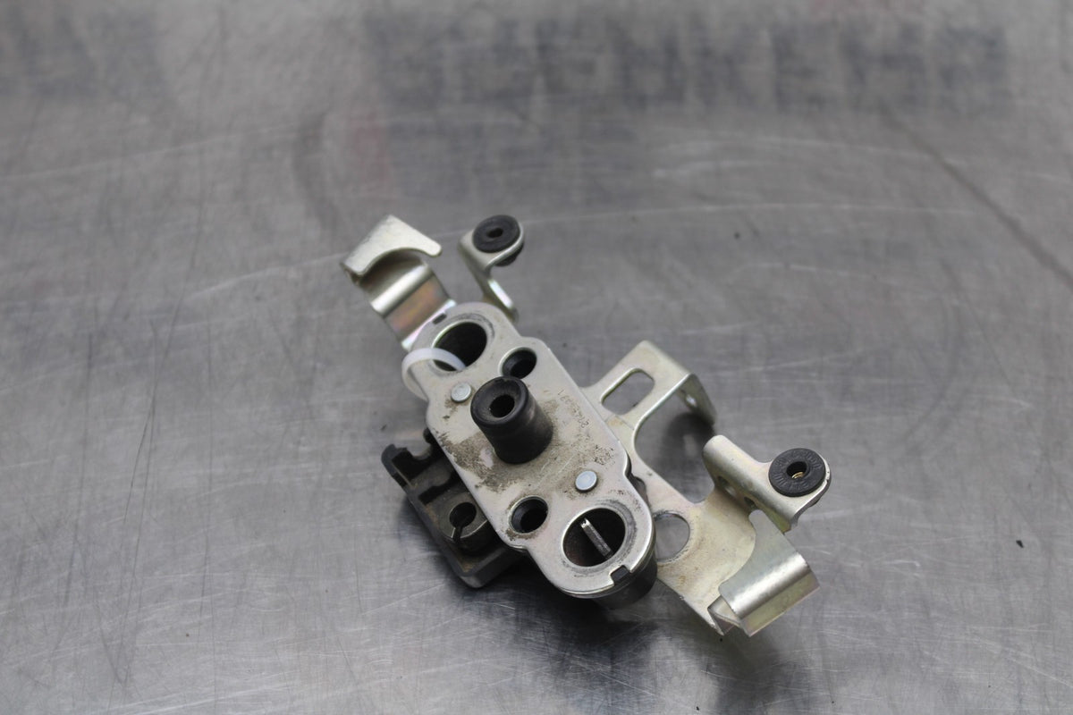 07-08 KAWASAKI NINJA ZX6R REAR PASSENGER SEAT LATCH LOCK ASSEMBLY BB199