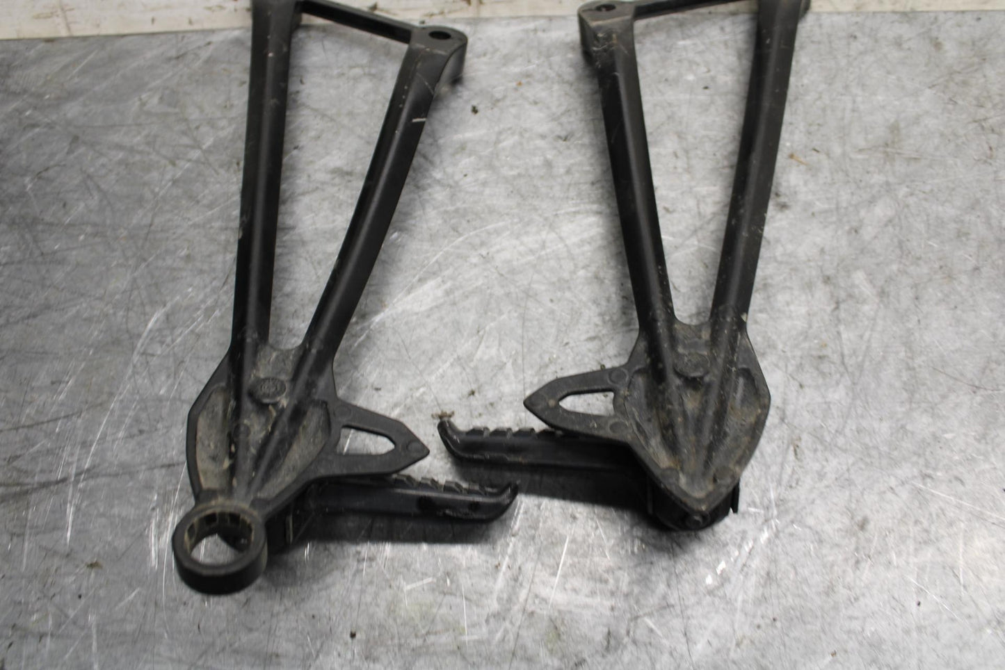 2009 Kawasaki Ninja ZX6R ZX600R REAR BACK PASSENGER PEG SET PAIR BB538