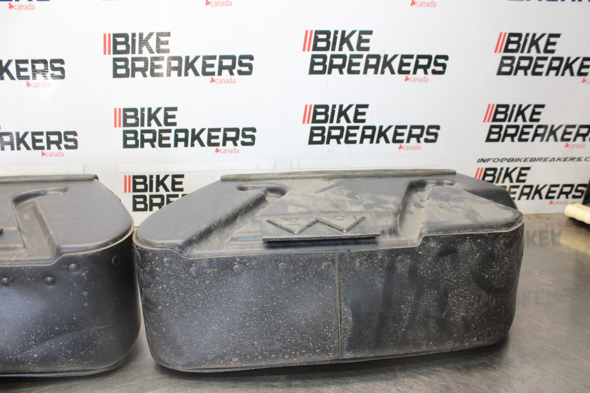 05-09 SUZUKI BOULEVARD C90 SIDE CARGO LUGGAGE SADDLEBAG BAG COMPARTMENT BB918
