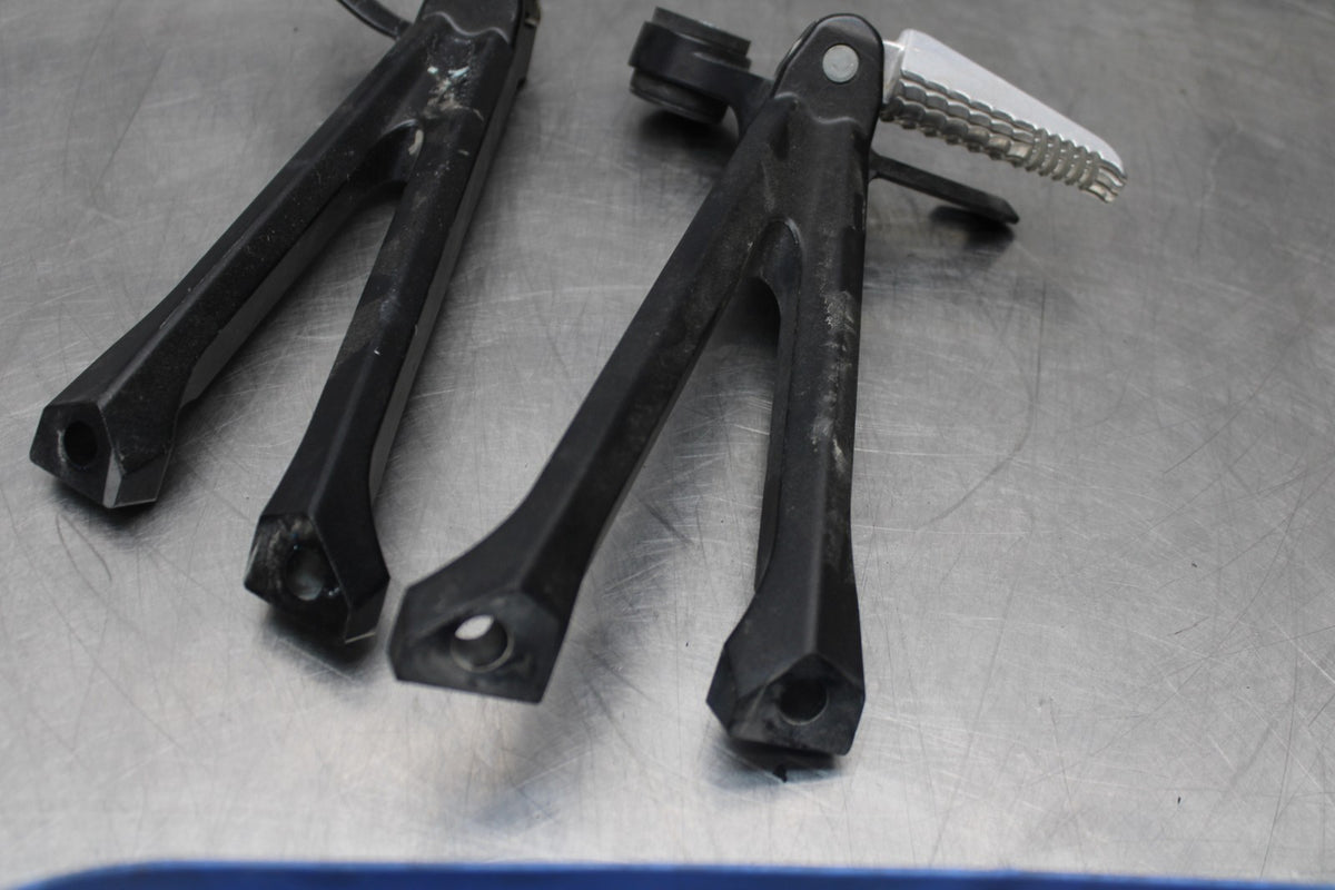 11-26 SUZUKI GSXR750 REAR BACK PASSENGER PEG SET PAIR BB900
