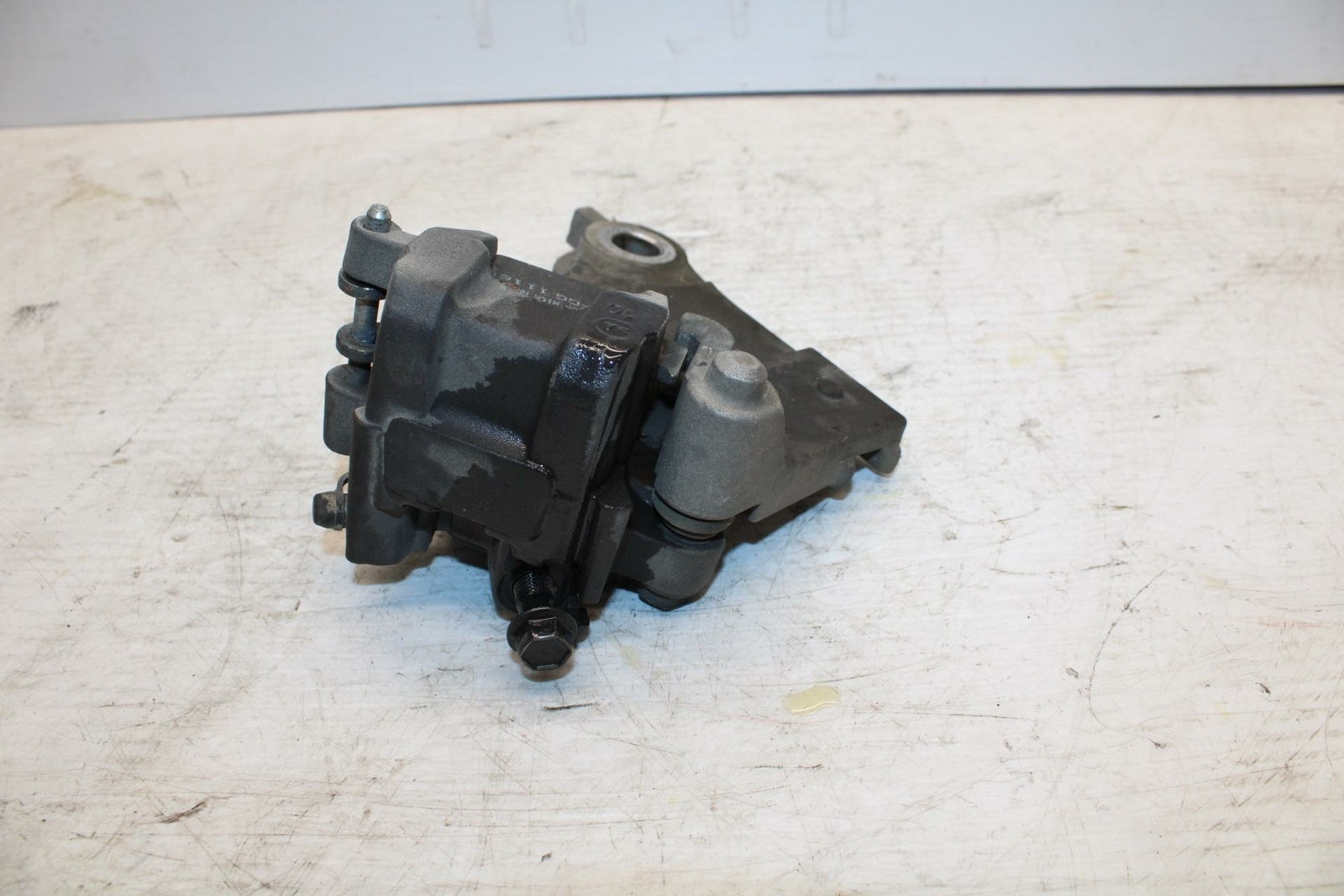 09 YAMAHA FZ6 REAR BACK BRAKE CALIPER W MOUNT BRACKET BB295