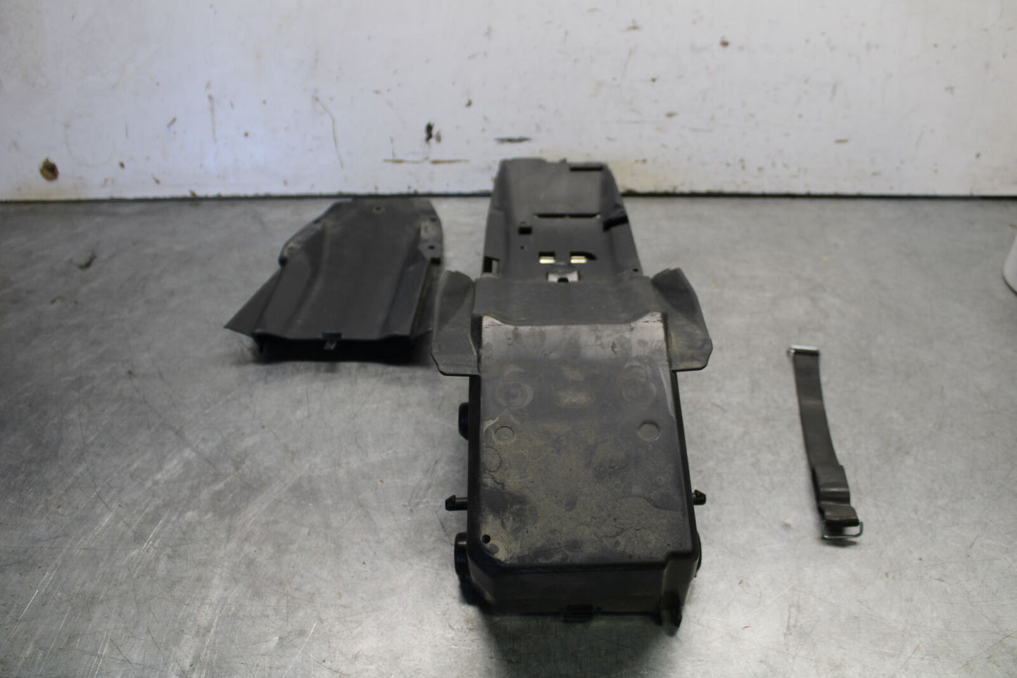 21-24 YAMAHA MT-07 REAR BACK TAIL UNDERTAIL BATTERY TRAY PLASTIC BB662