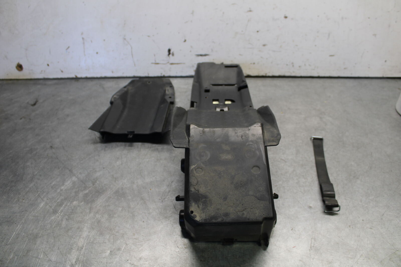 21-24 YAMAHA MT-07 REAR BACK TAIL UNDERTAIL BATTERY TRAY PLASTIC BB662