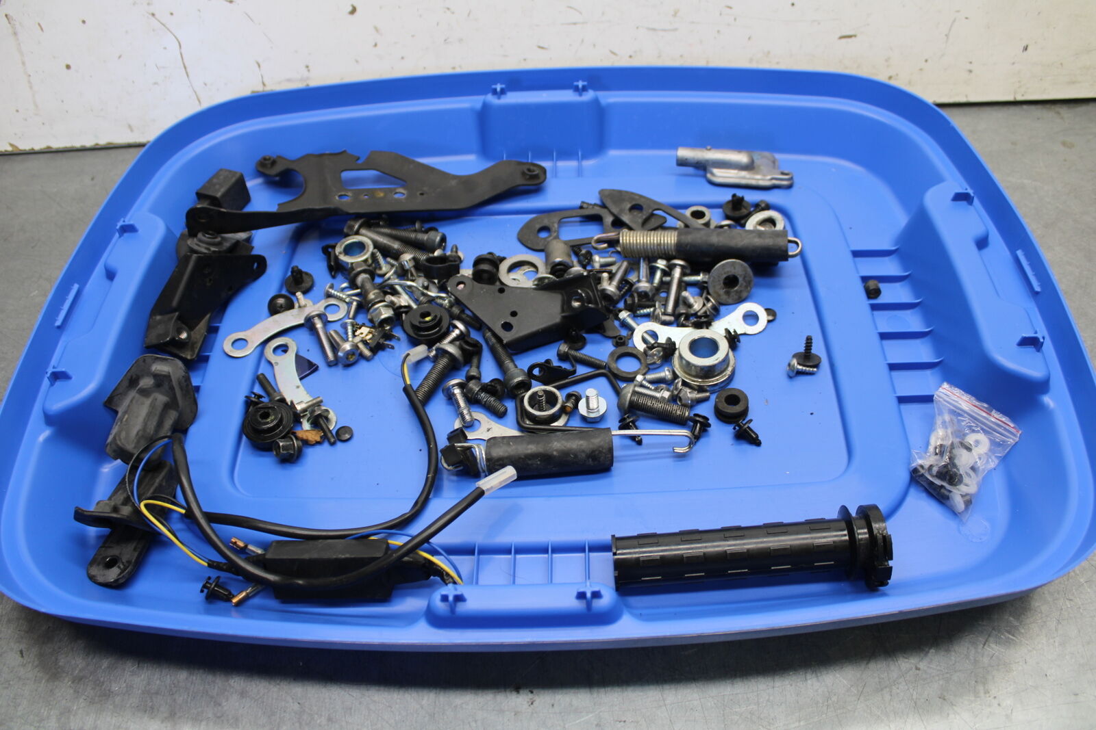 15-17 YAMAHA YZF R3 BOLTS HARDWARE MOTOR SCREWS BB651